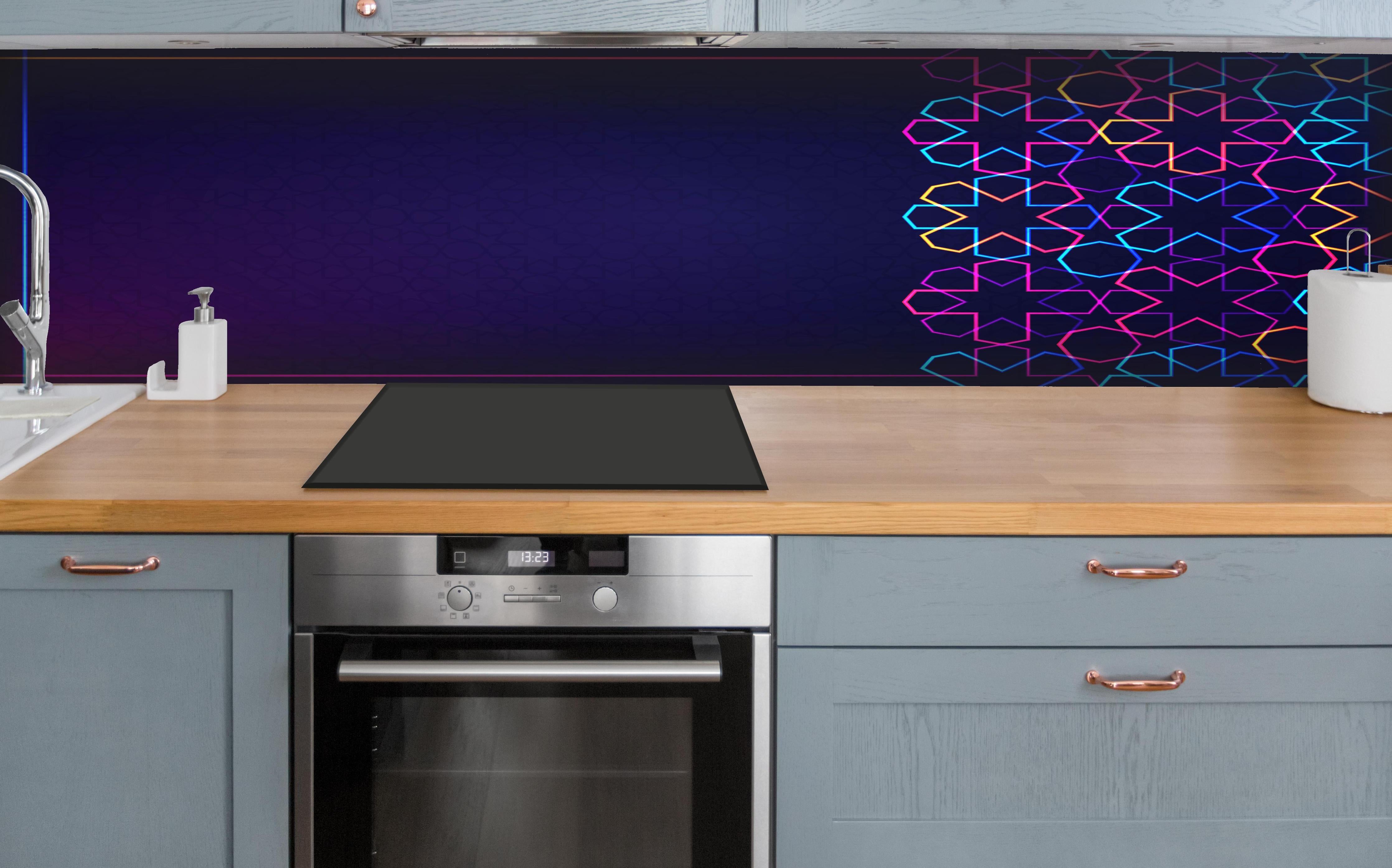 Küche - Buntes Neon Eid Mubarak Design hinter weißen Hochglanz-Küchenregalen und schwarzem Wasserhahn