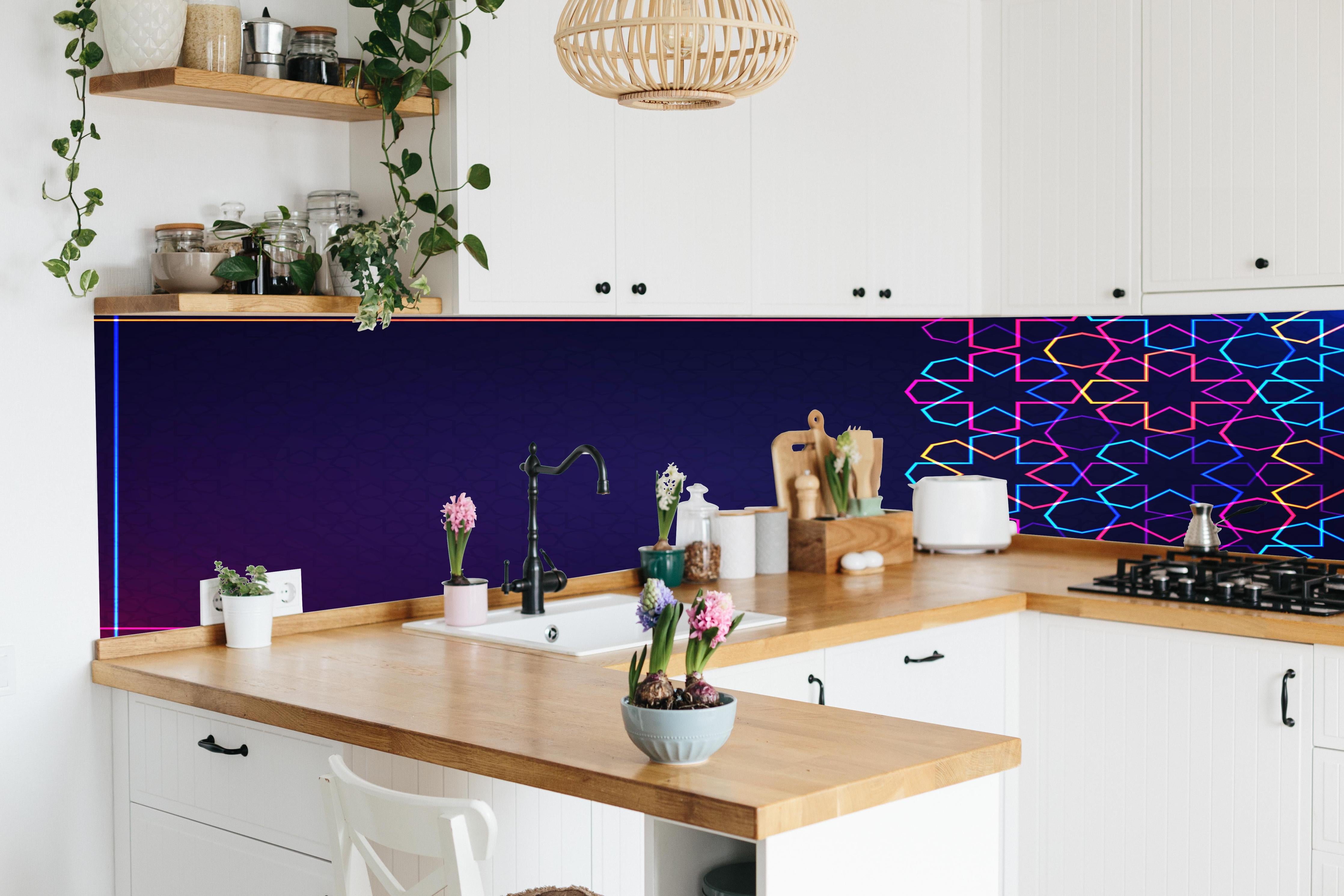 Küche - Buntes Neon Eid Mubarak Design hinter weißen Hochglanz-Küchenregalen und schwarzem Wasserhahn