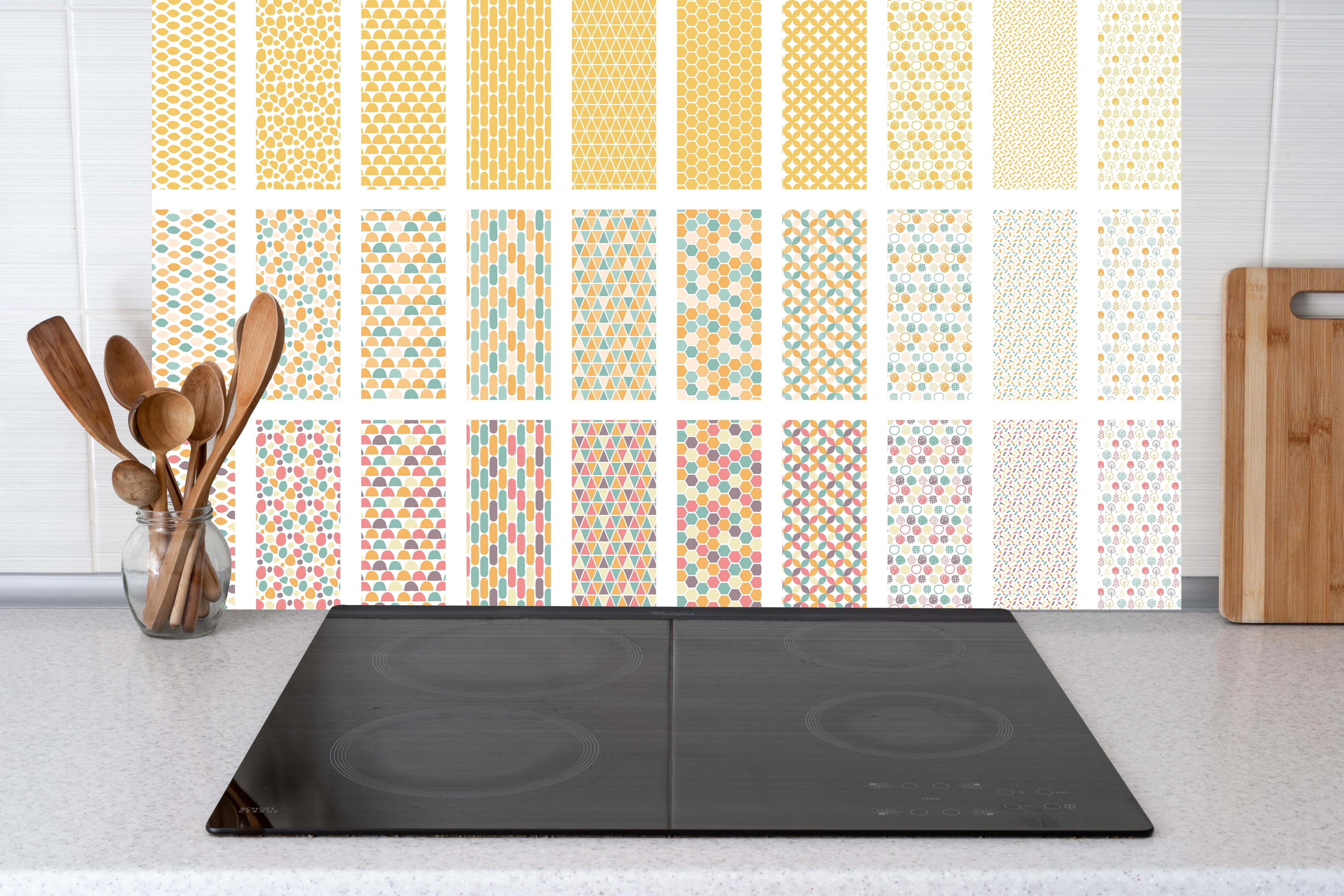 Küche - Buntes Nordic-Design Seamless Muster-Set hinter weißen Hochglanz-Küchenregalen und schwarzem Wasserhahn