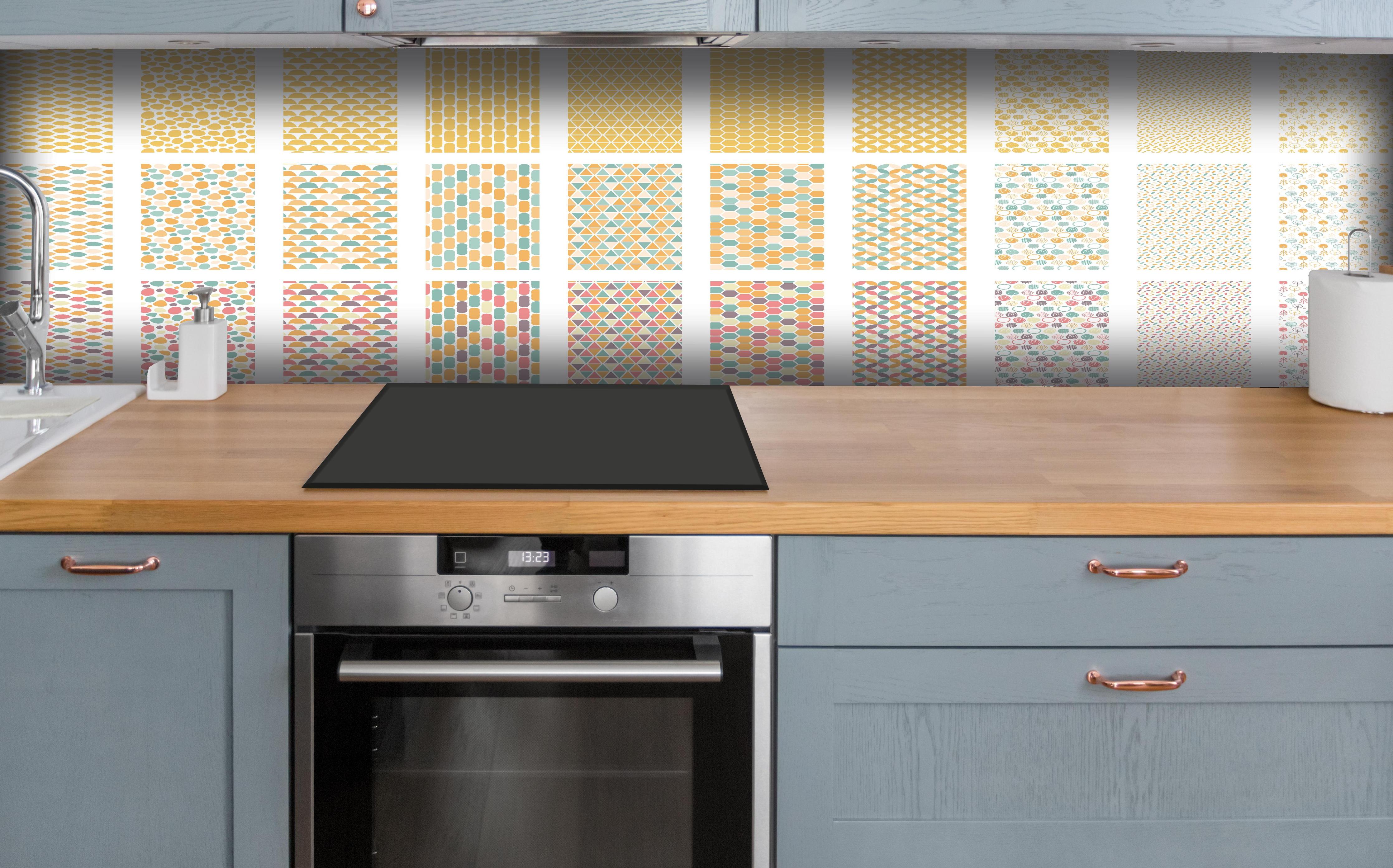 Küche - Buntes Nordic-Design Seamless Muster-Set hinter weißen Hochglanz-Küchenregalen und schwarzem Wasserhahn