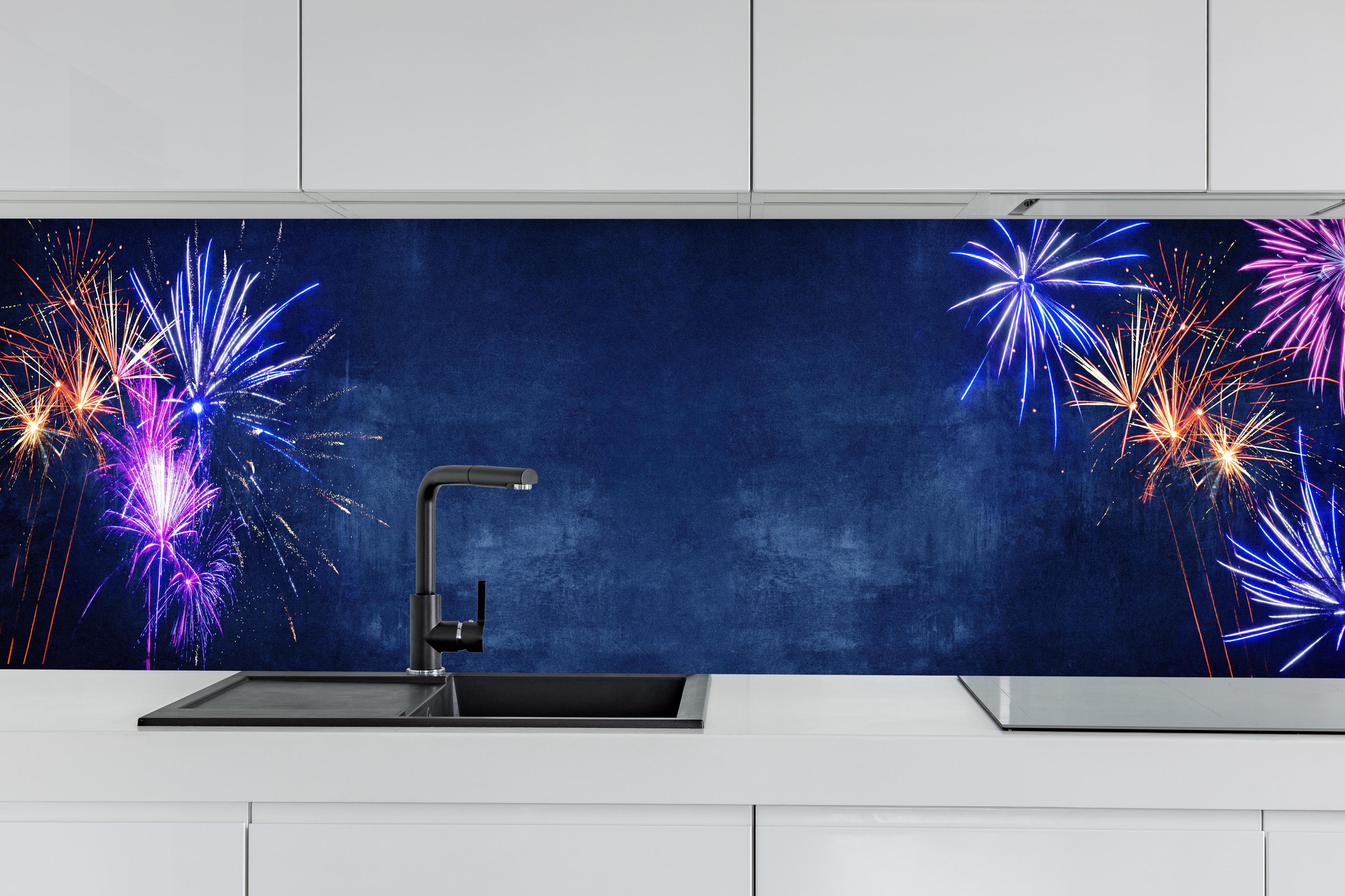 Küche - Buntes Silvester-Feuerwerk am Dunkelblauen Himmel hinter weißen Hochglanz-Küchenregalen und schwarzem Wasserhahn