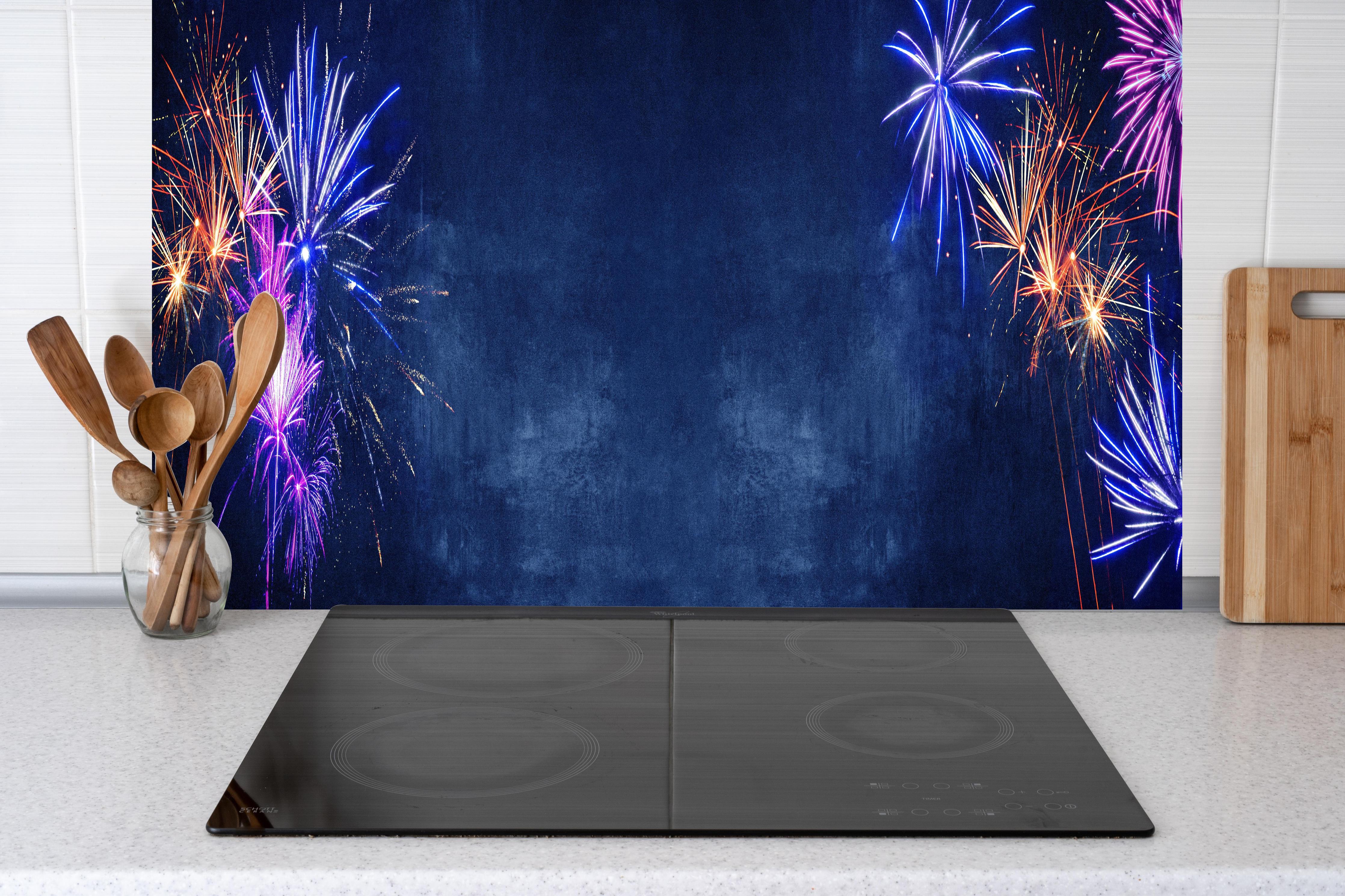 Küche - Buntes Silvester-Feuerwerk am Dunkelblauen Himmel hinter weißen Hochglanz-Küchenregalen und schwarzem Wasserhahn