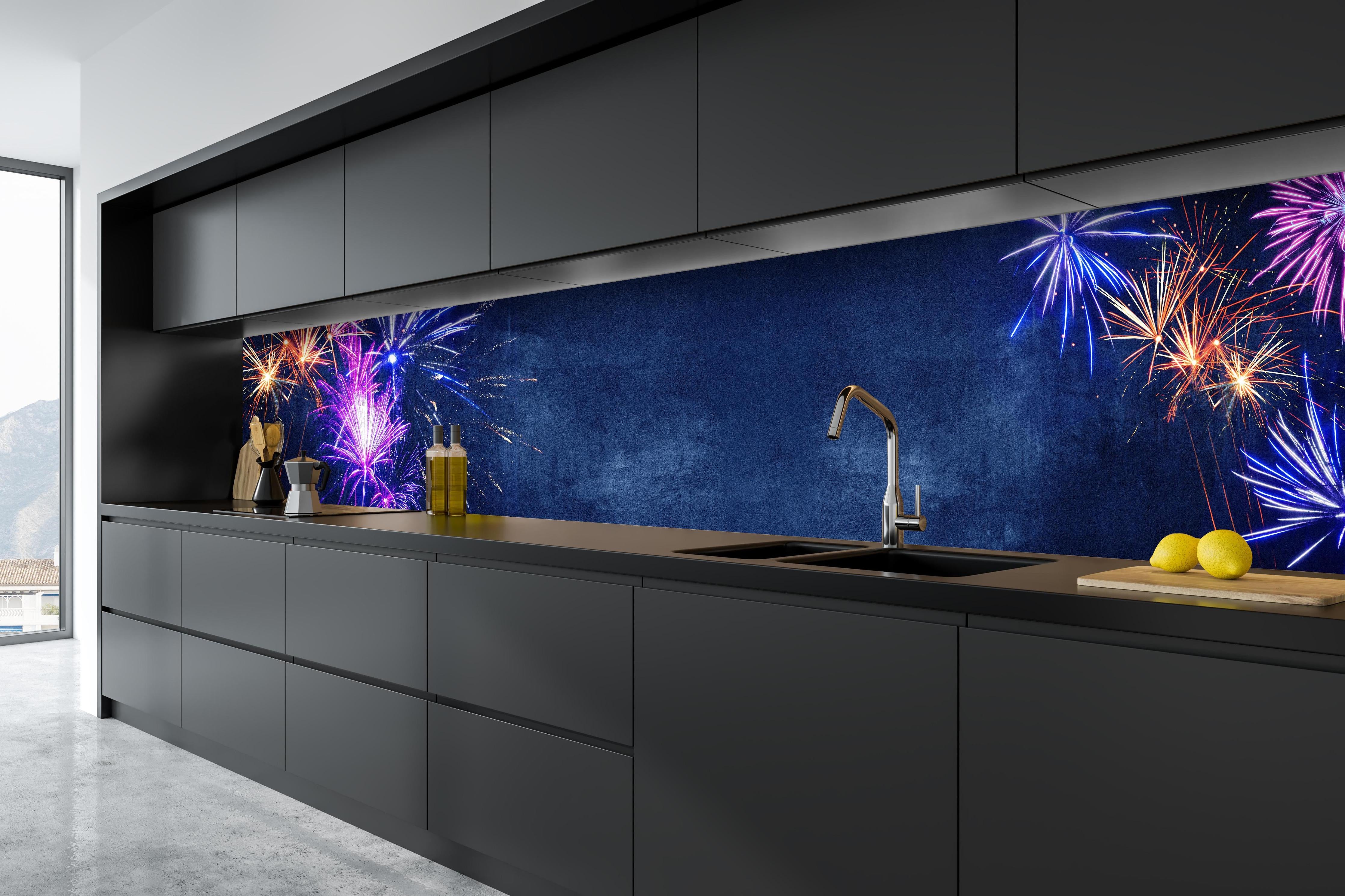 Küche - Buntes Silvester-Feuerwerk am Dunkelblauen Himmel hinter weißen Hochglanz-Küchenregalen und schwarzem Wasserhahn