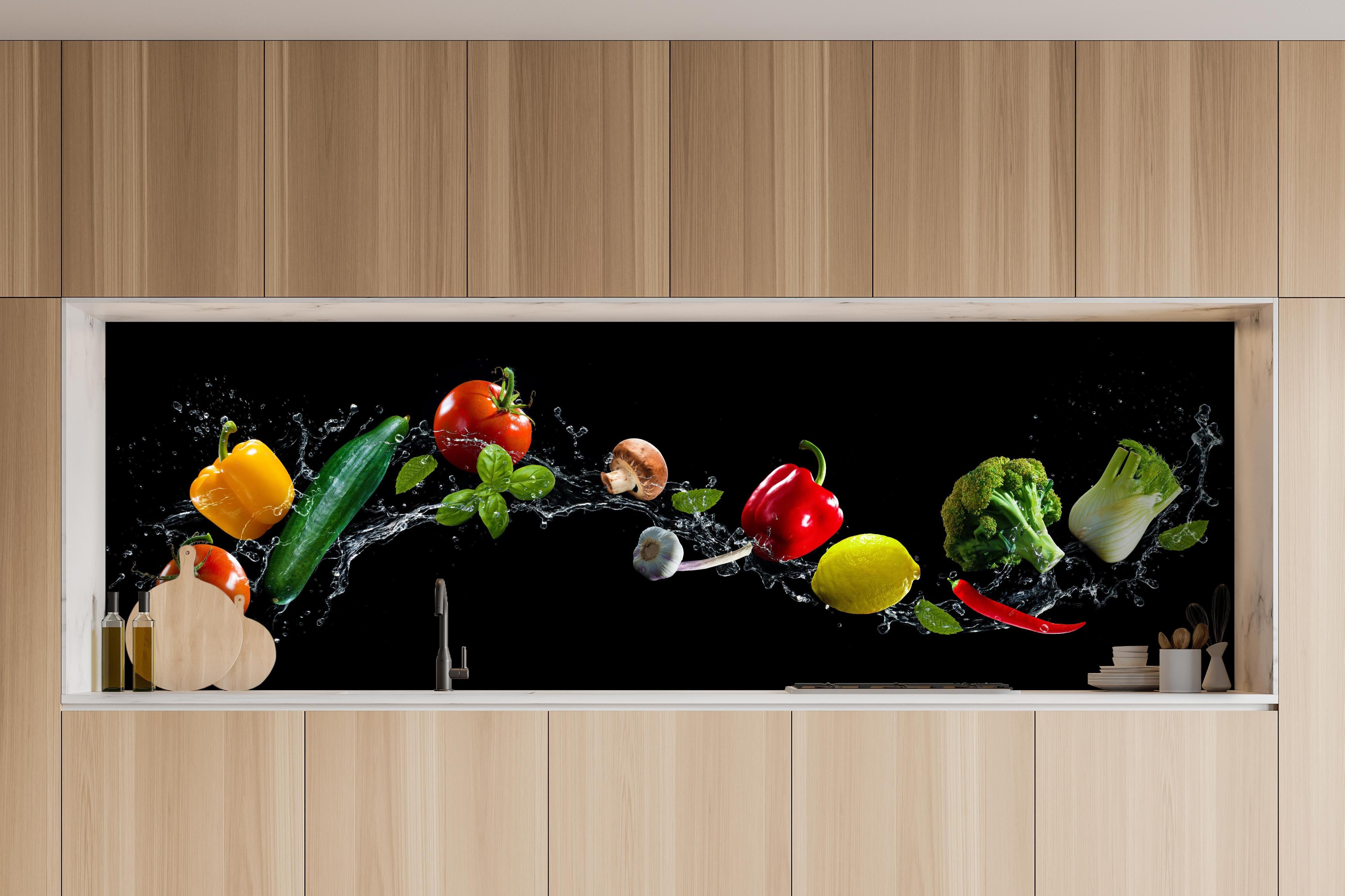 Küche - Buntes Spritzwasser-Gemüse auf Schwarz hinter weißen Hochglanz-Küchenregalen und schwarzem Wasserhahn