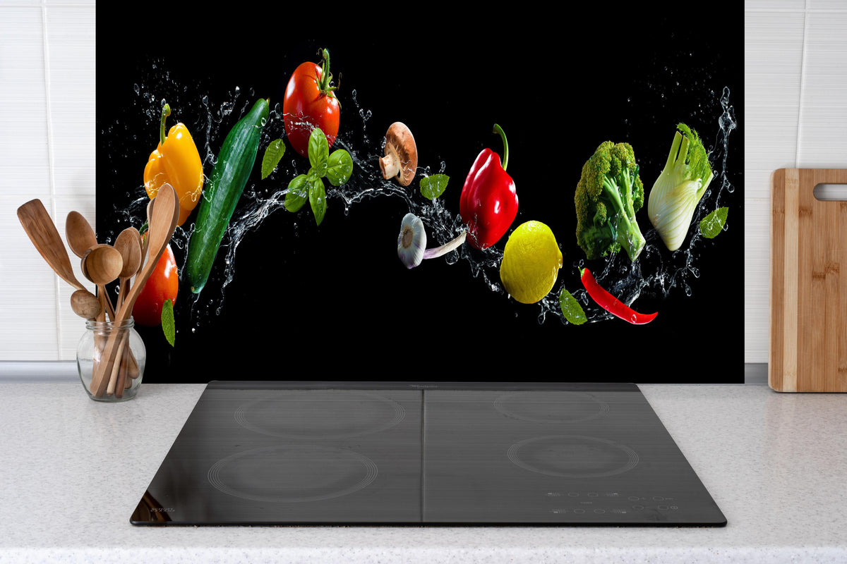 Küche - Buntes Spritzwasser-Gemüse auf Schwarz hinter weißen Hochglanz-Küchenregalen und schwarzem Wasserhahn