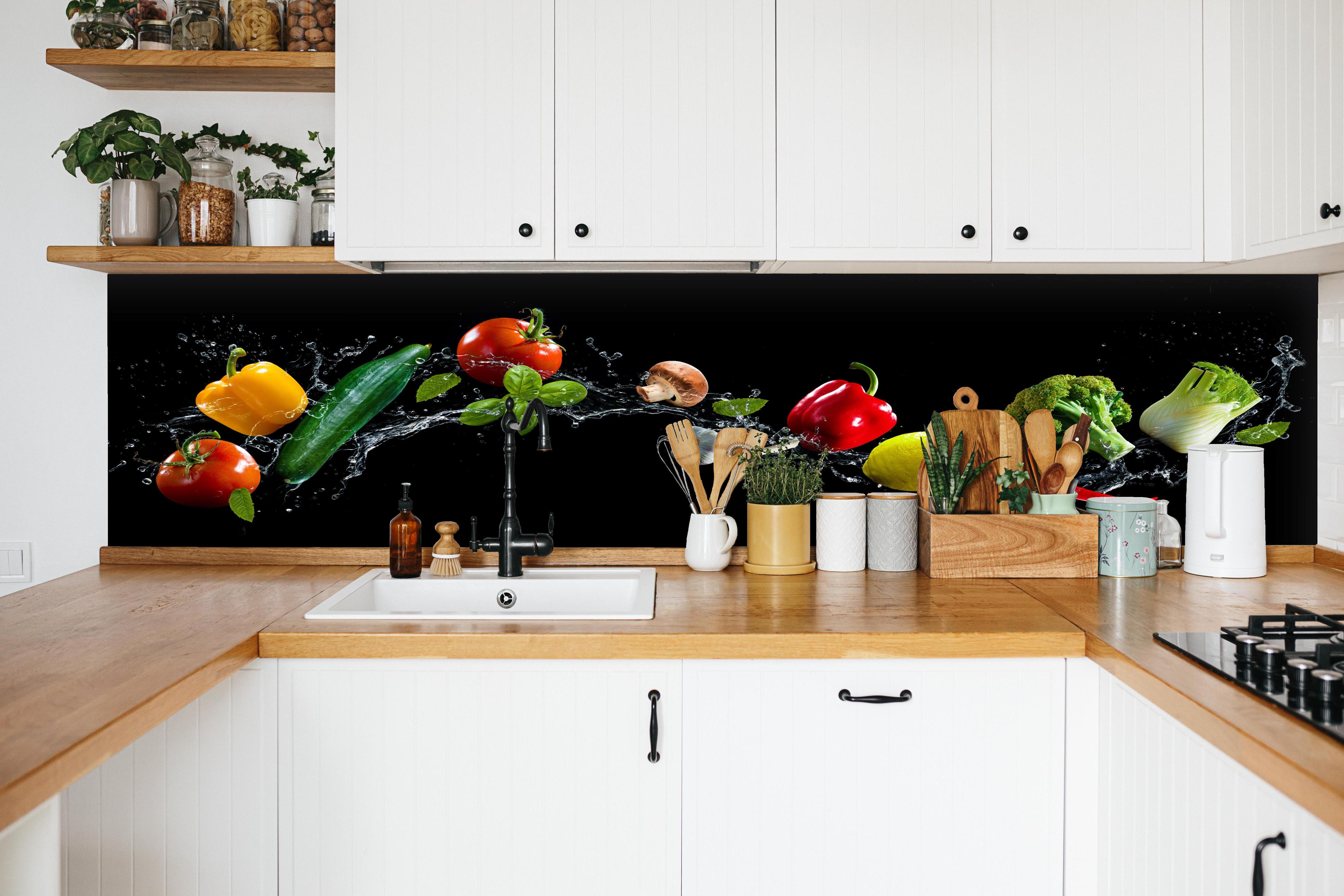 Küche - Buntes Spritzwasser-Gemüse auf Schwarz hinter weißen Hochglanz-Küchenregalen und schwarzem Wasserhahn