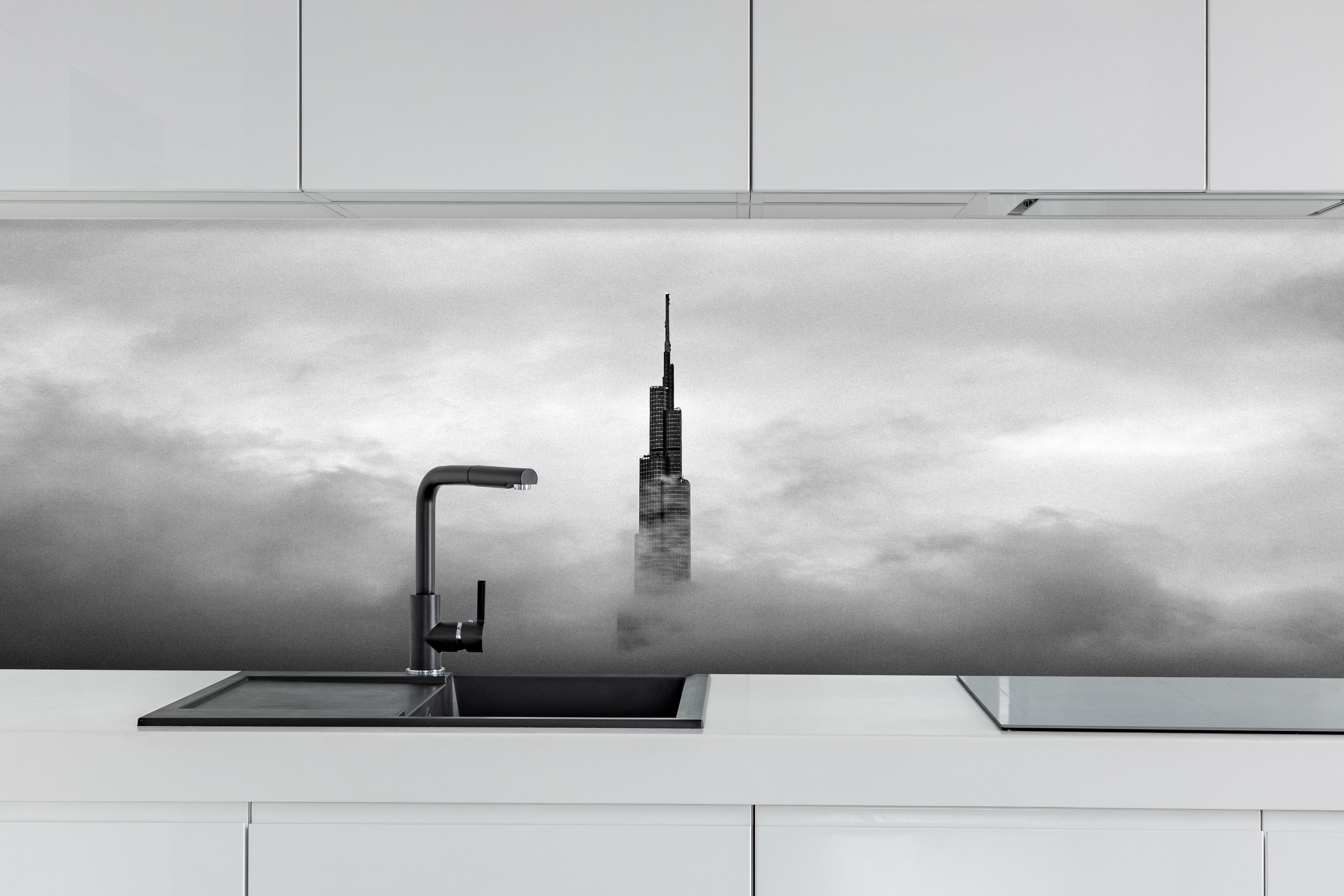 Küche - Burj Khalifa - Dubai hinter weißen Hochglanz-Küchenregalen und schwarzem Wasserhahn