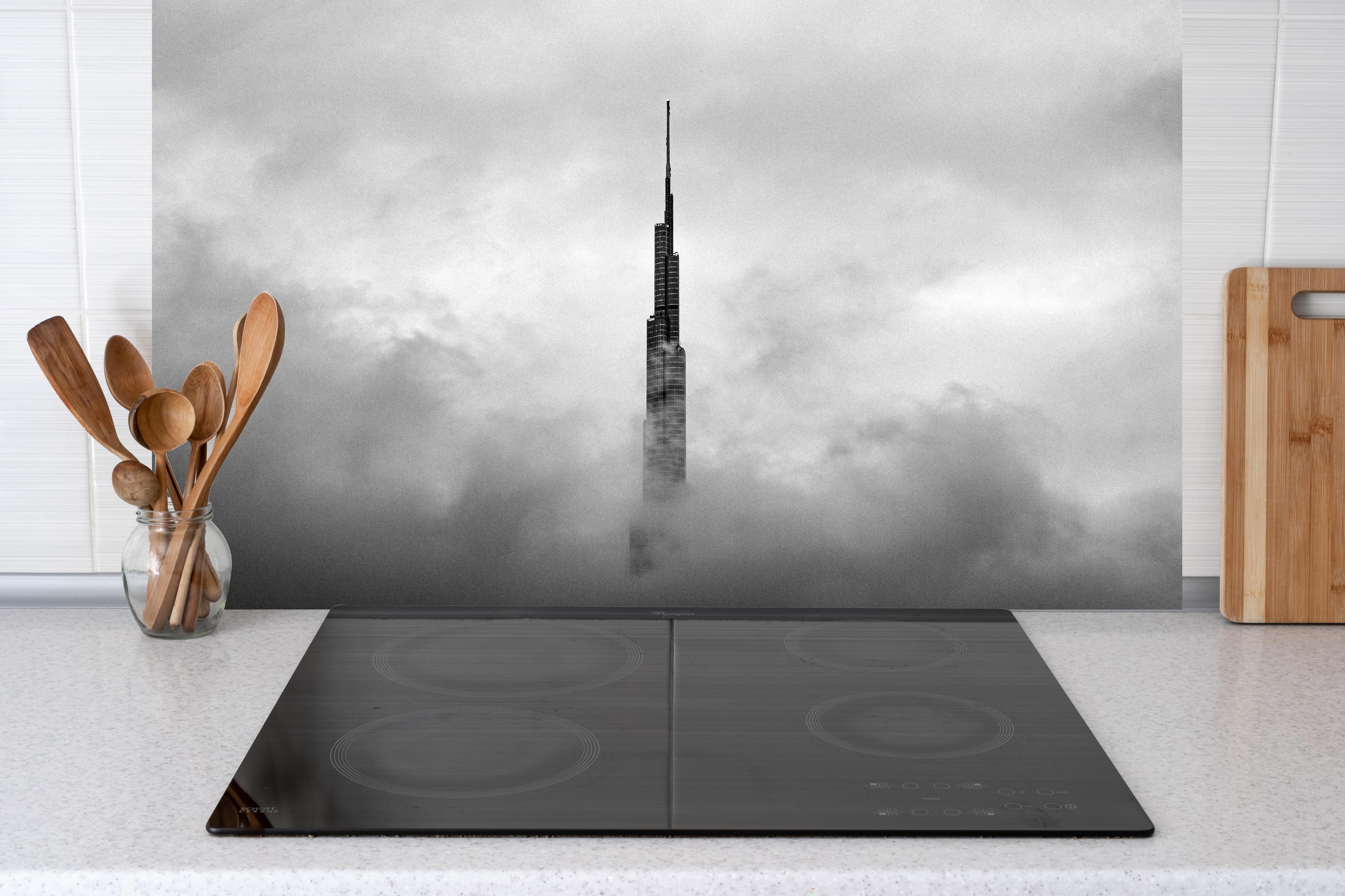 Küche - Burj Khalifa - Dubai hinter weißen Hochglanz-Küchenregalen und schwarzem Wasserhahn