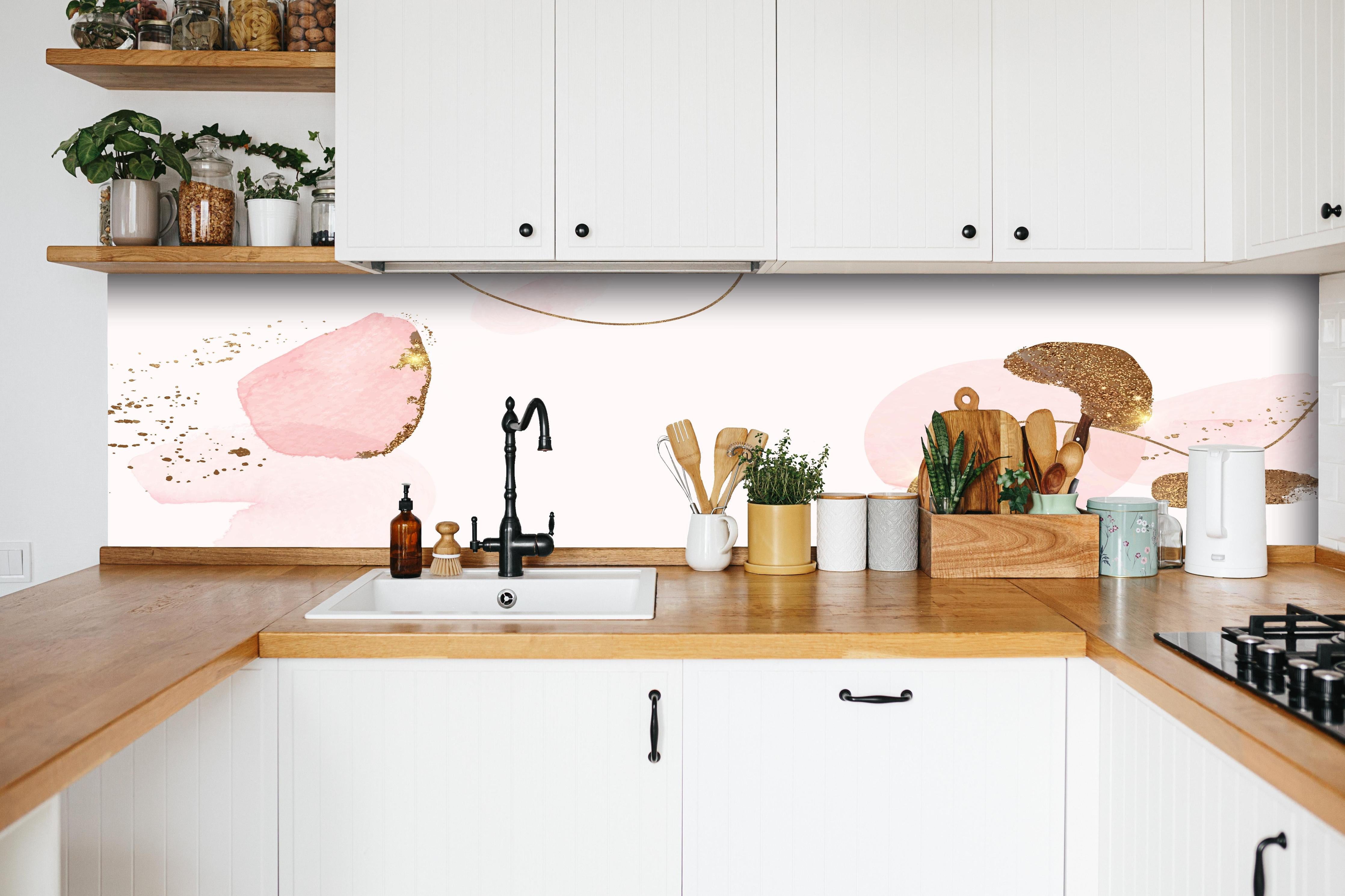 Küche - Chic Rosa und Gold Aquarell Kunstwerk hinter weißen Hochglanz-Küchenregalen und schwarzem Wasserhahn