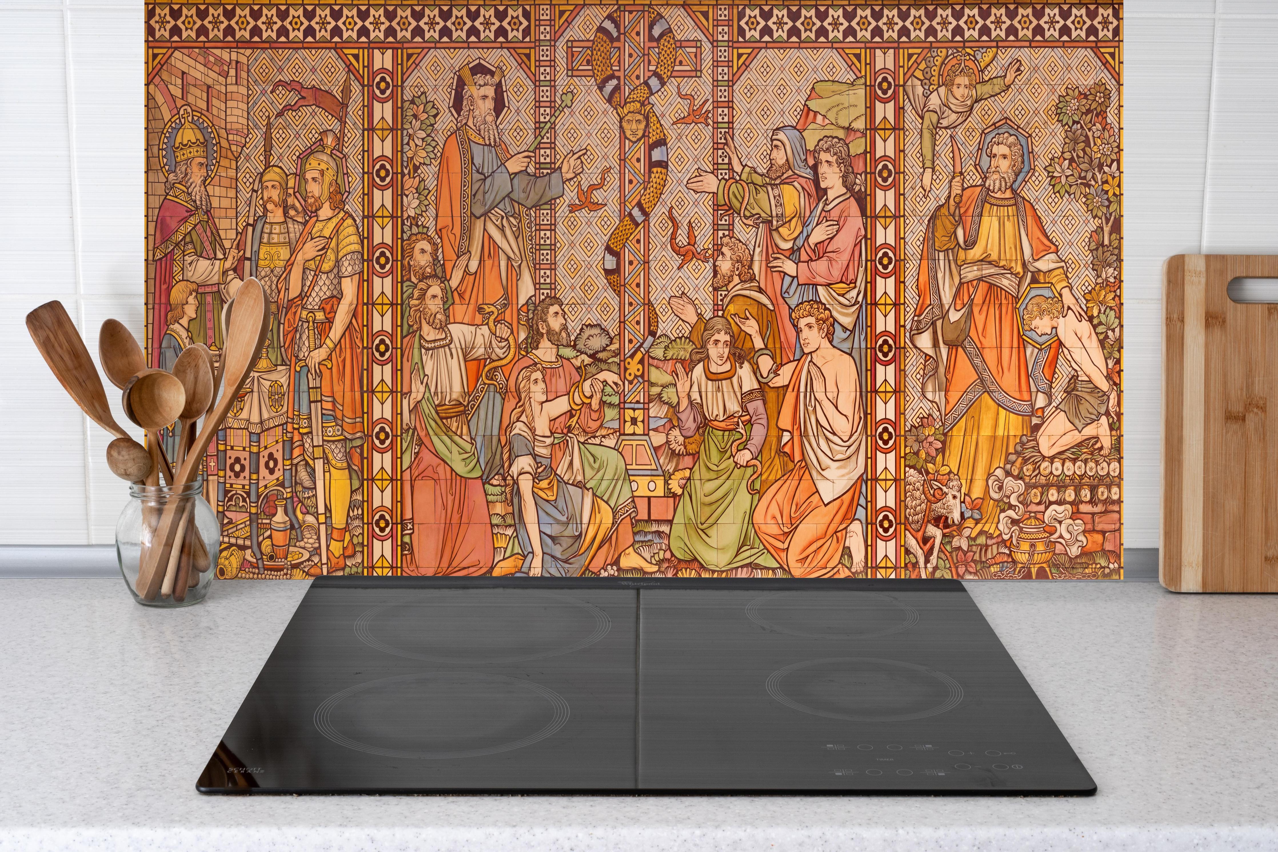 Küche - Christliches Kachelmosaik - Altes Testament hinter weißen Hochglanz-Küchenregalen und schwarzem Wasserhahn