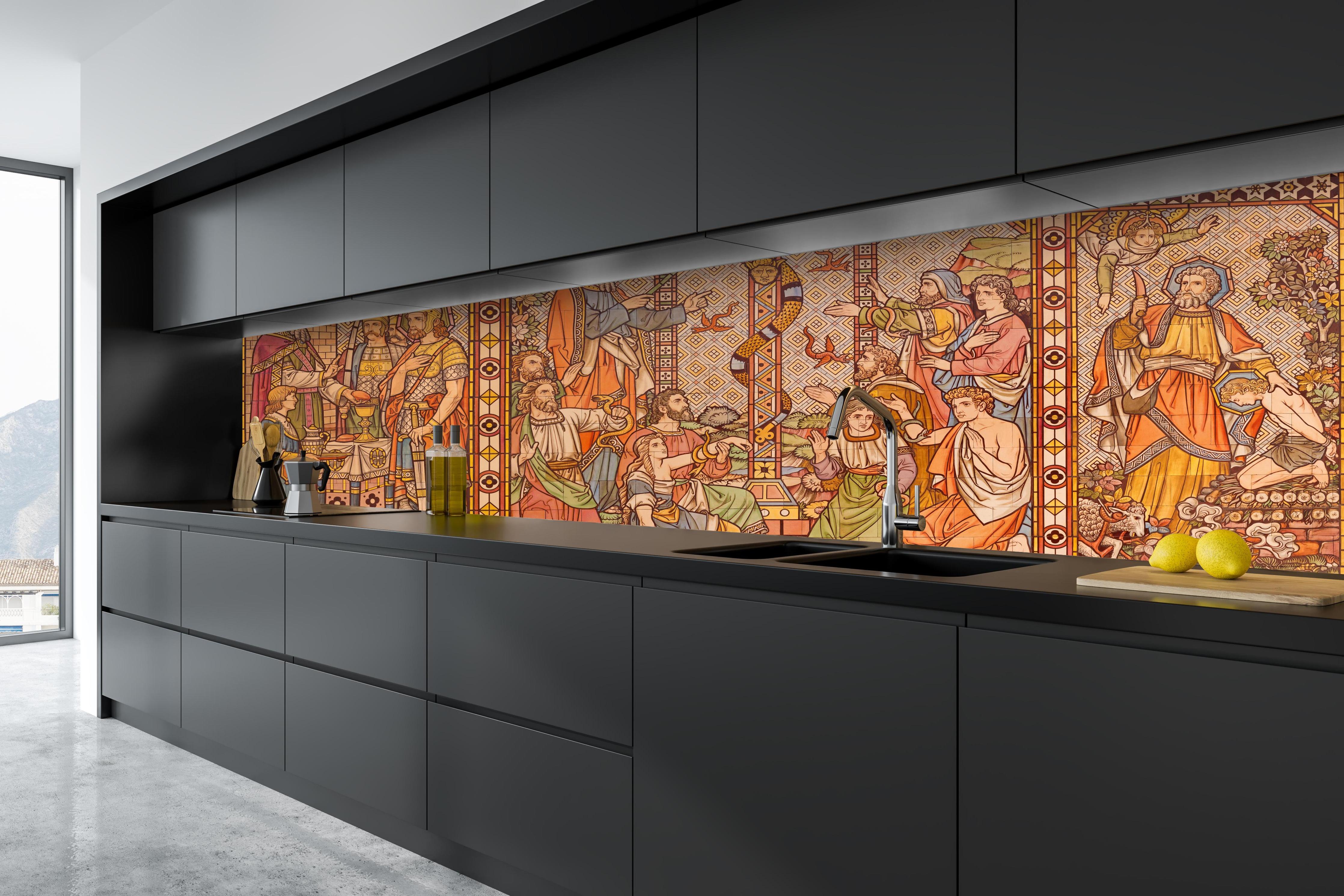 Küche - Christliches Kachelmosaik - Altes Testament hinter weißen Hochglanz-Küchenregalen und schwarzem Wasserhahn