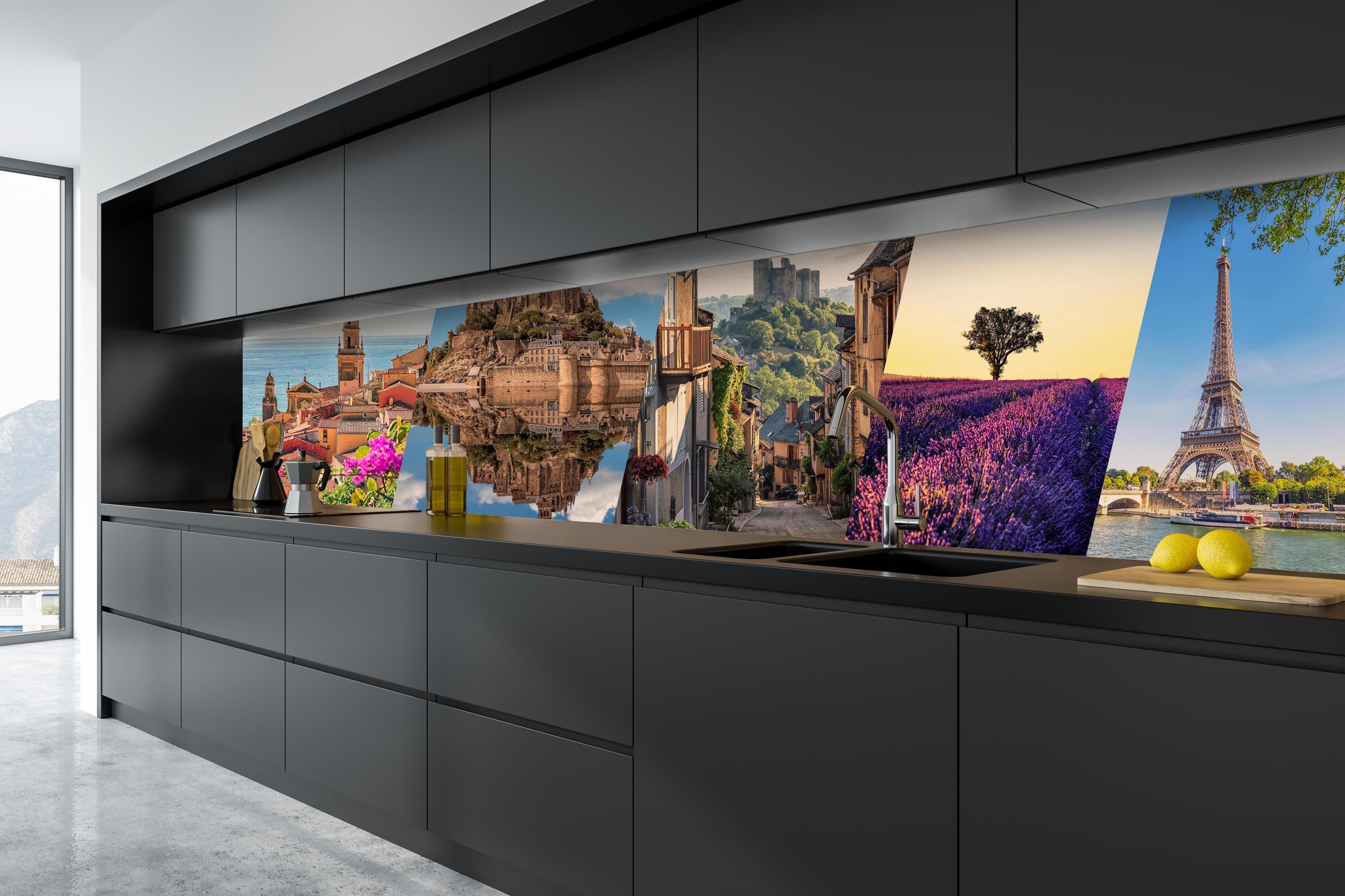 Küche - Collage von Sehenswürdigkeiten hinter weißen Hochglanz-Küchenregalen und schwarzem Wasserhahn