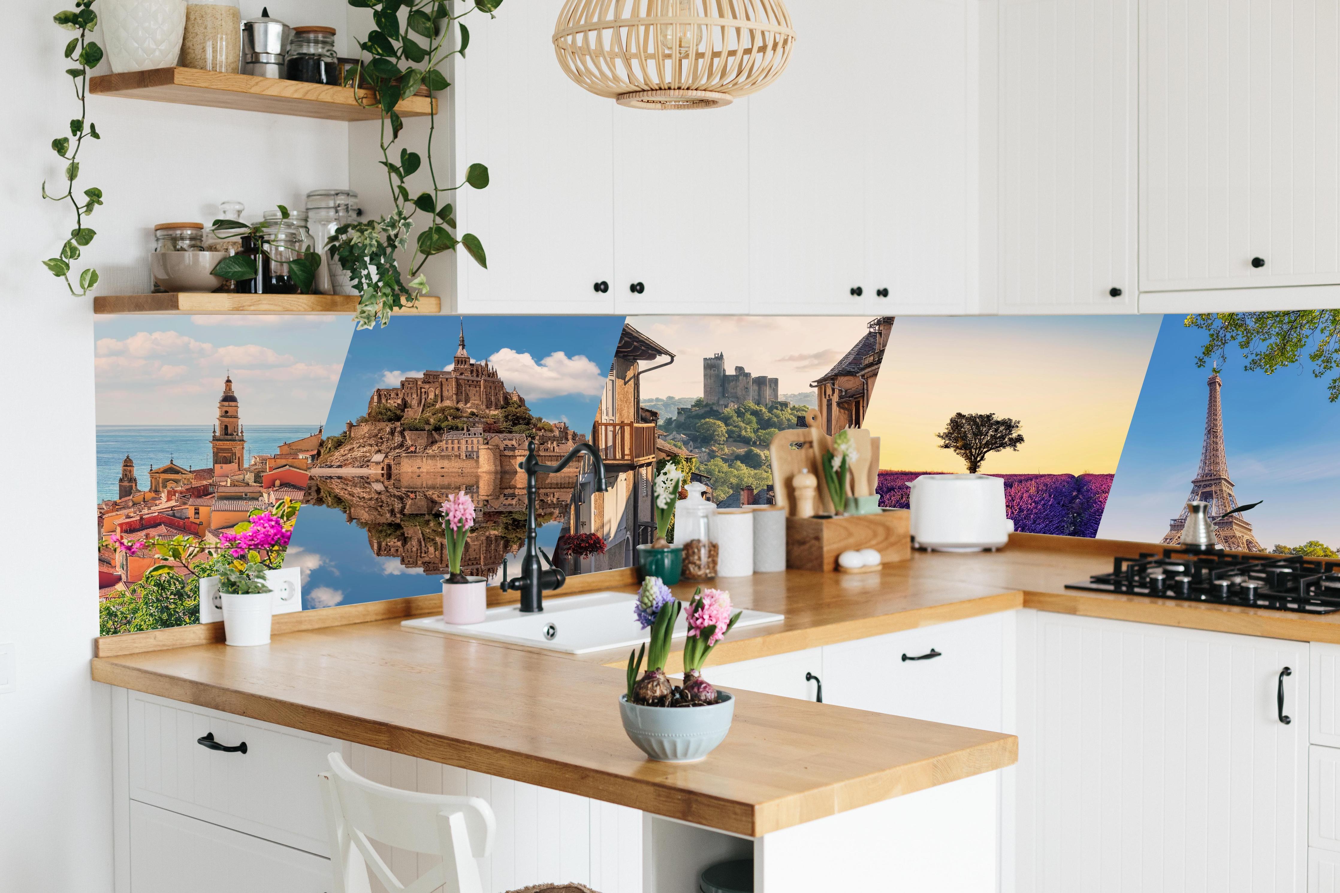 Küche - Collage von Sehenswürdigkeiten hinter weißen Hochglanz-Küchenregalen und schwarzem Wasserhahn