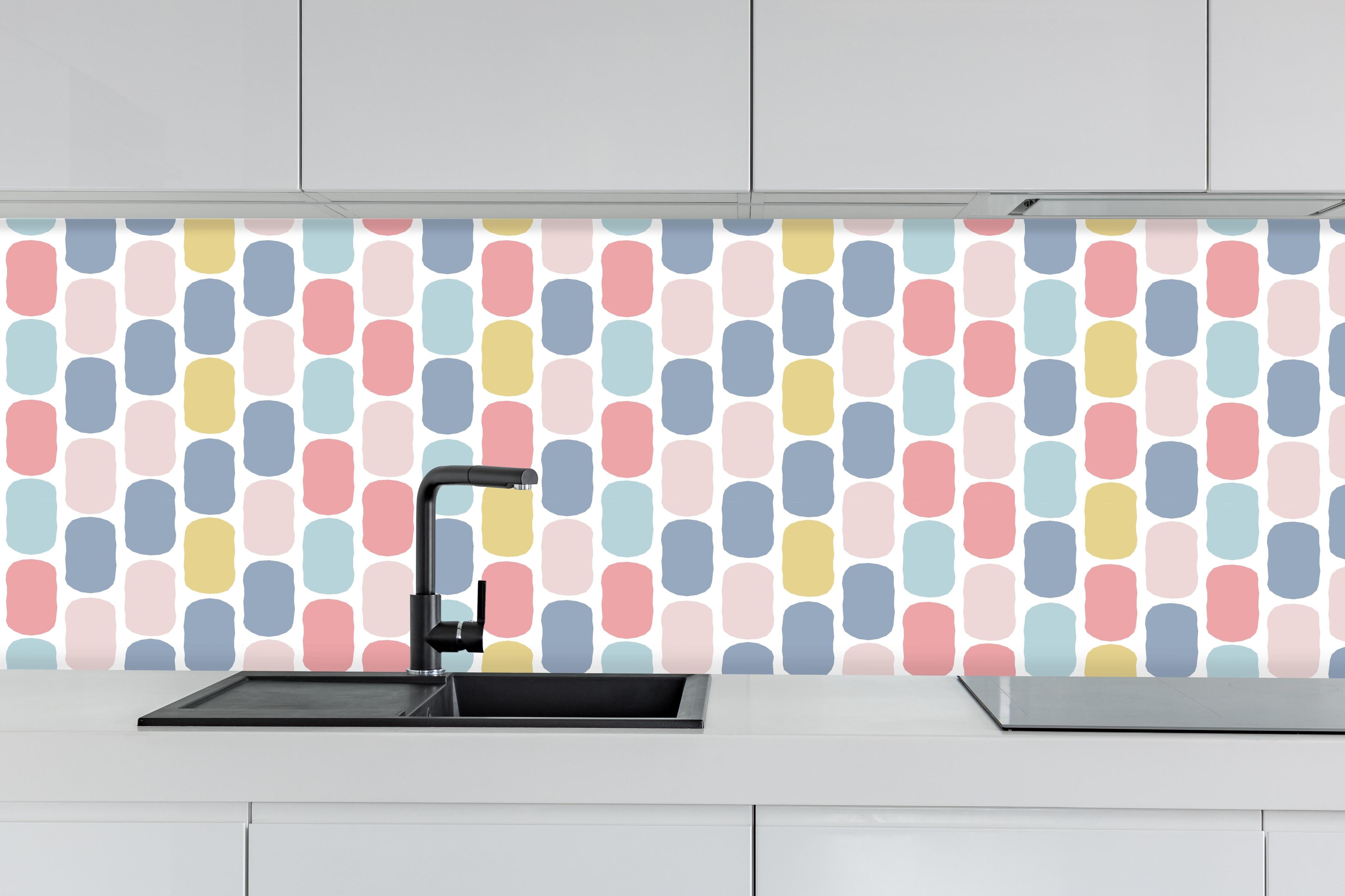 Küche - Colorful Nordic Abstract Muster Tapete hinter weißen Hochglanz-Küchenregalen und schwarzem Wasserhahn