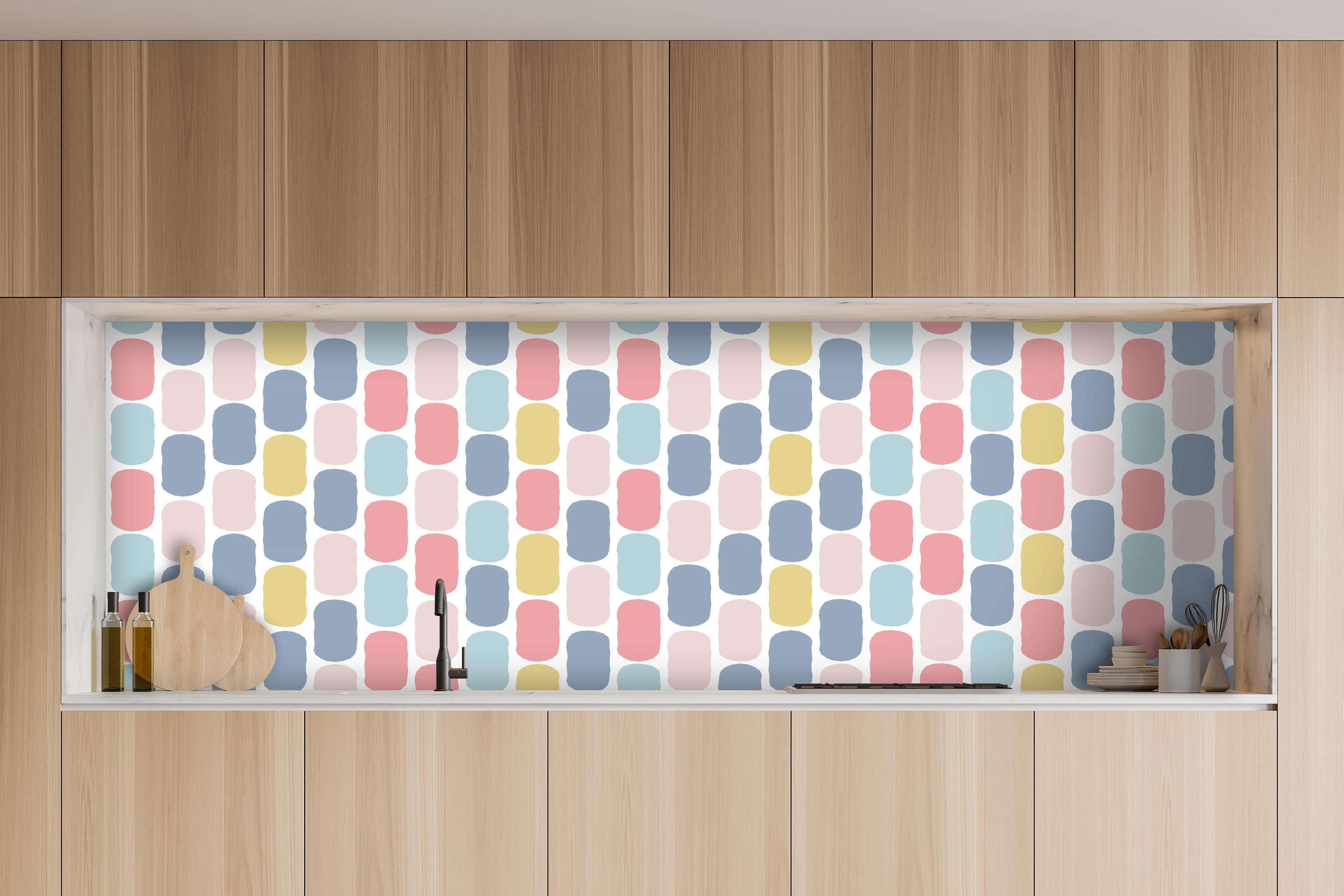 Küche - Colorful Nordic Abstract Muster Tapete hinter weißen Hochglanz-Küchenregalen und schwarzem Wasserhahn