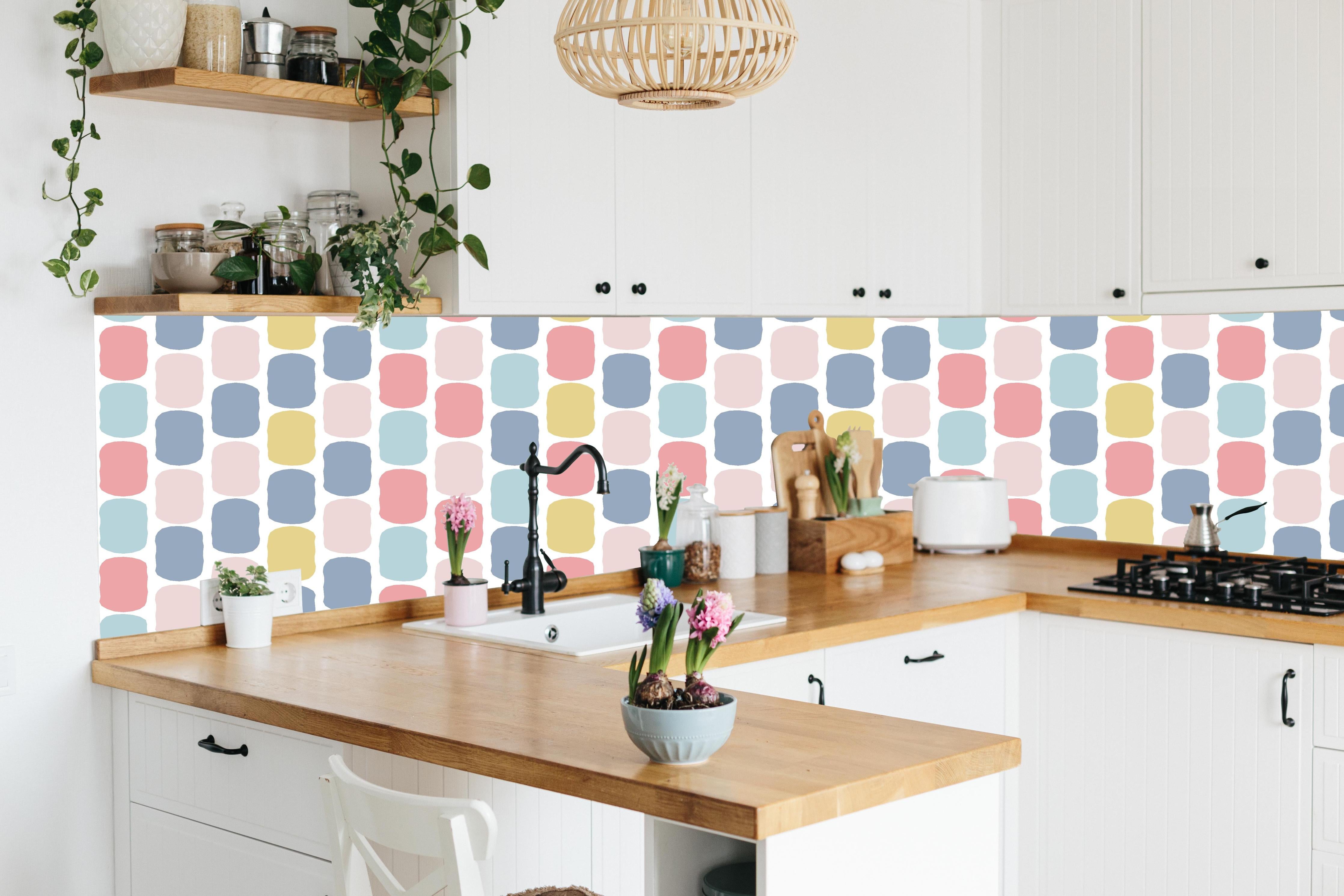 Küche - Colorful Nordic Abstract Muster Tapete hinter weißen Hochglanz-Küchenregalen und schwarzem Wasserhahn
