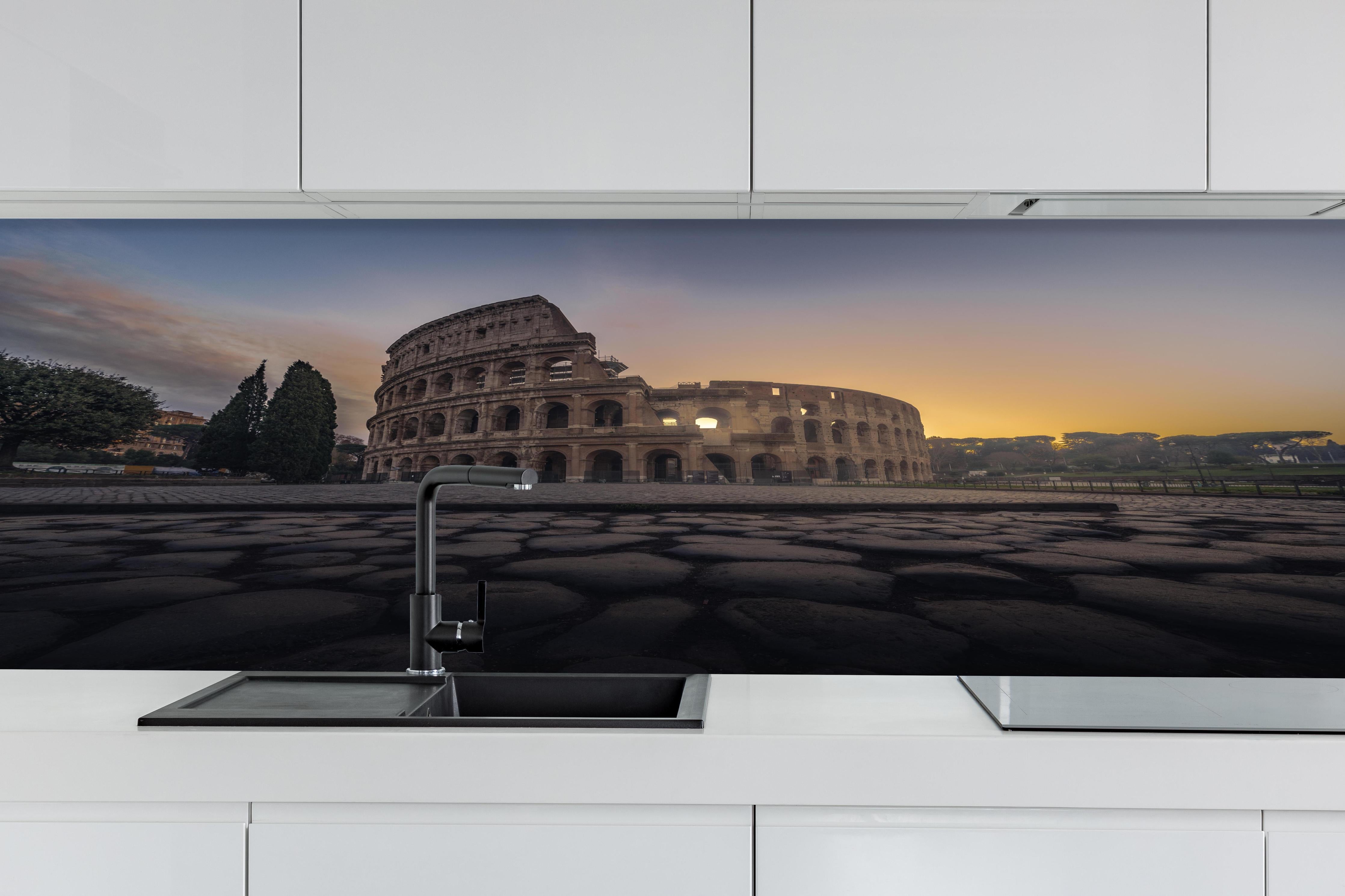 Küche - Colosseum, Rome, Italy hinter weißen Hochglanz-Küchenregalen und schwarzem Wasserhahn