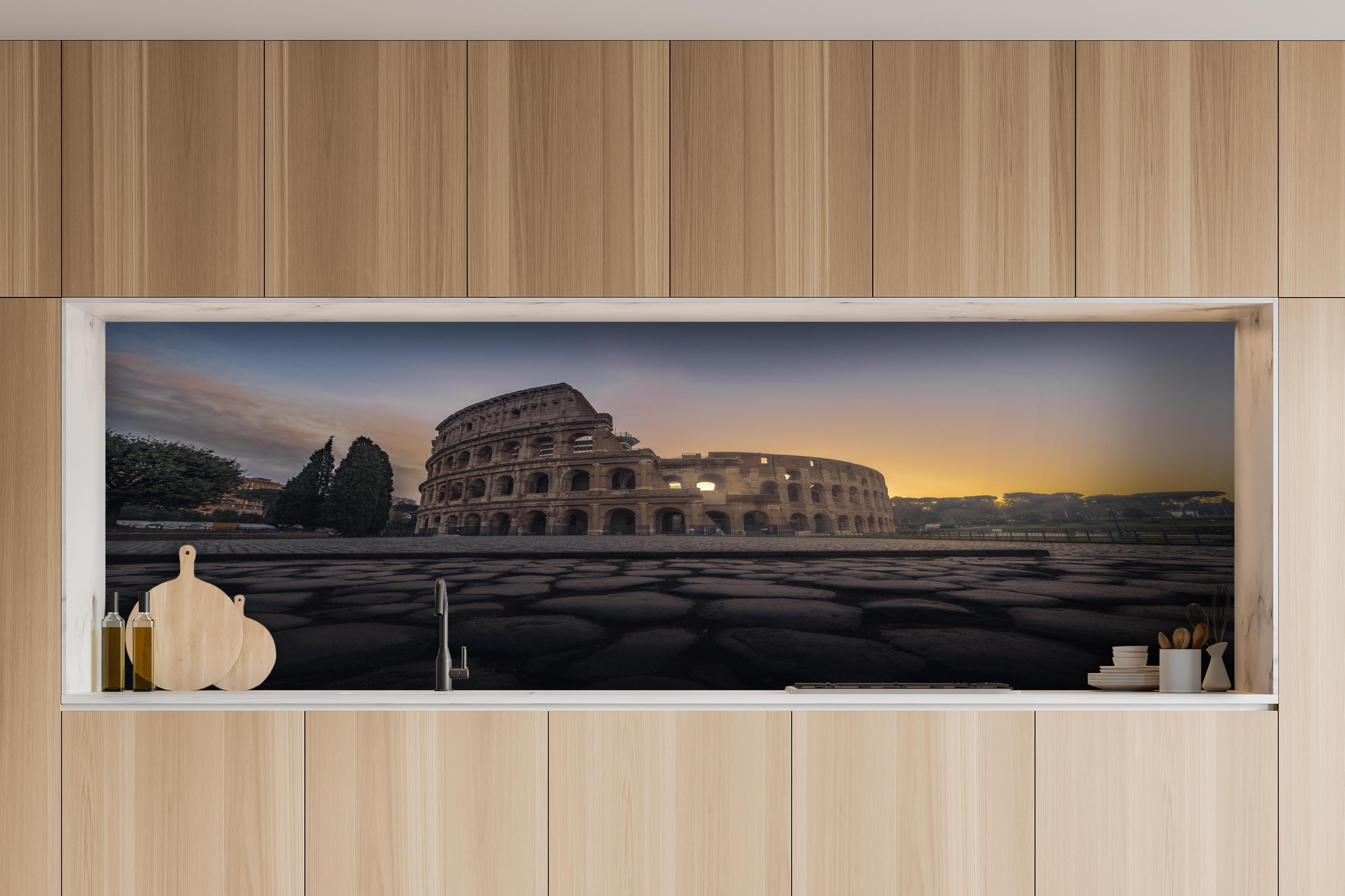 Küche - Colosseum, Rome, Italy hinter weißen Hochglanz-Küchenregalen und schwarzem Wasserhahn