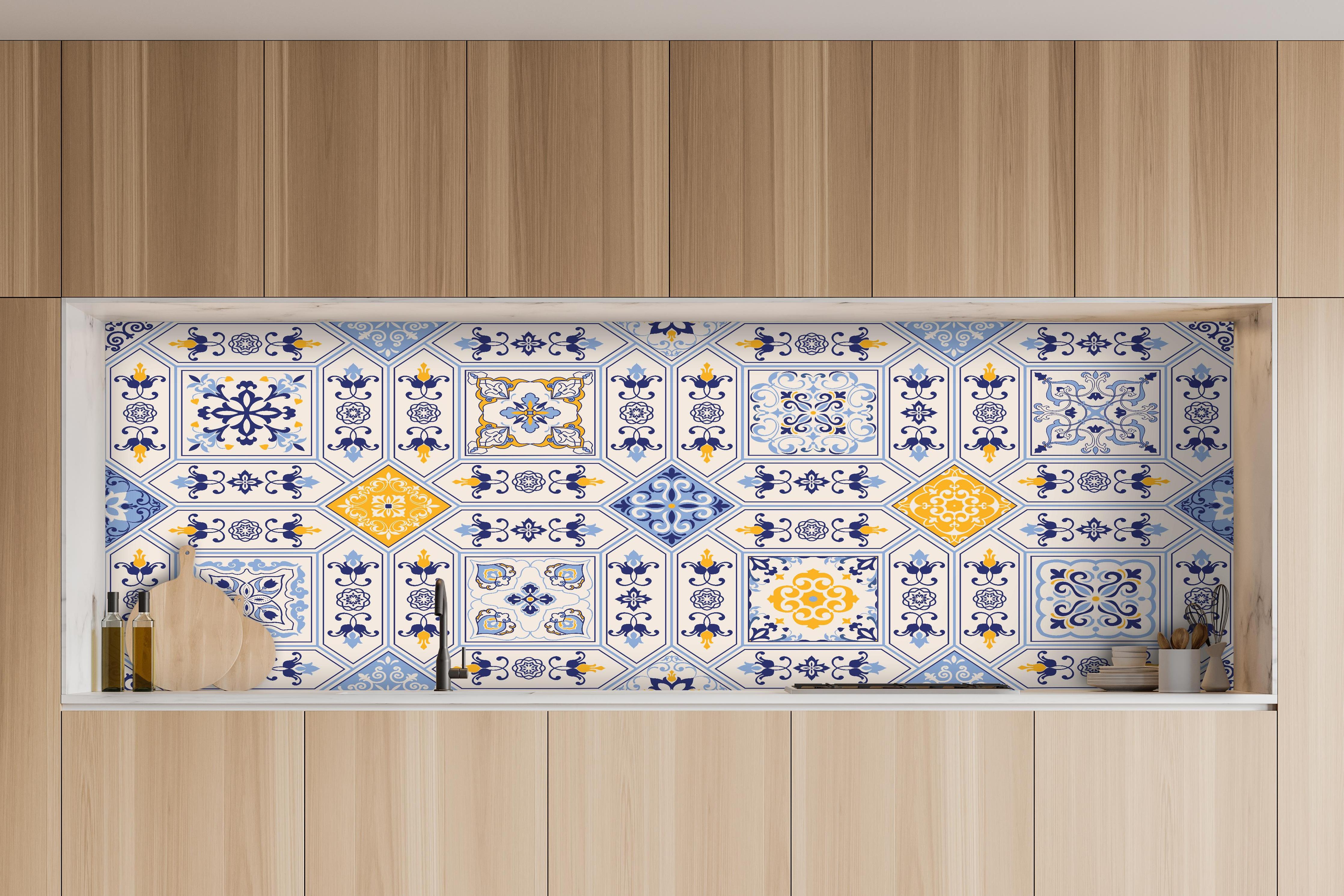 Küche - Dekorative Blau-Gelbe Fliesenmuster Kollektion hinter weißen Hochglanz-Küchenregalen und schwarzem Wasserhahn