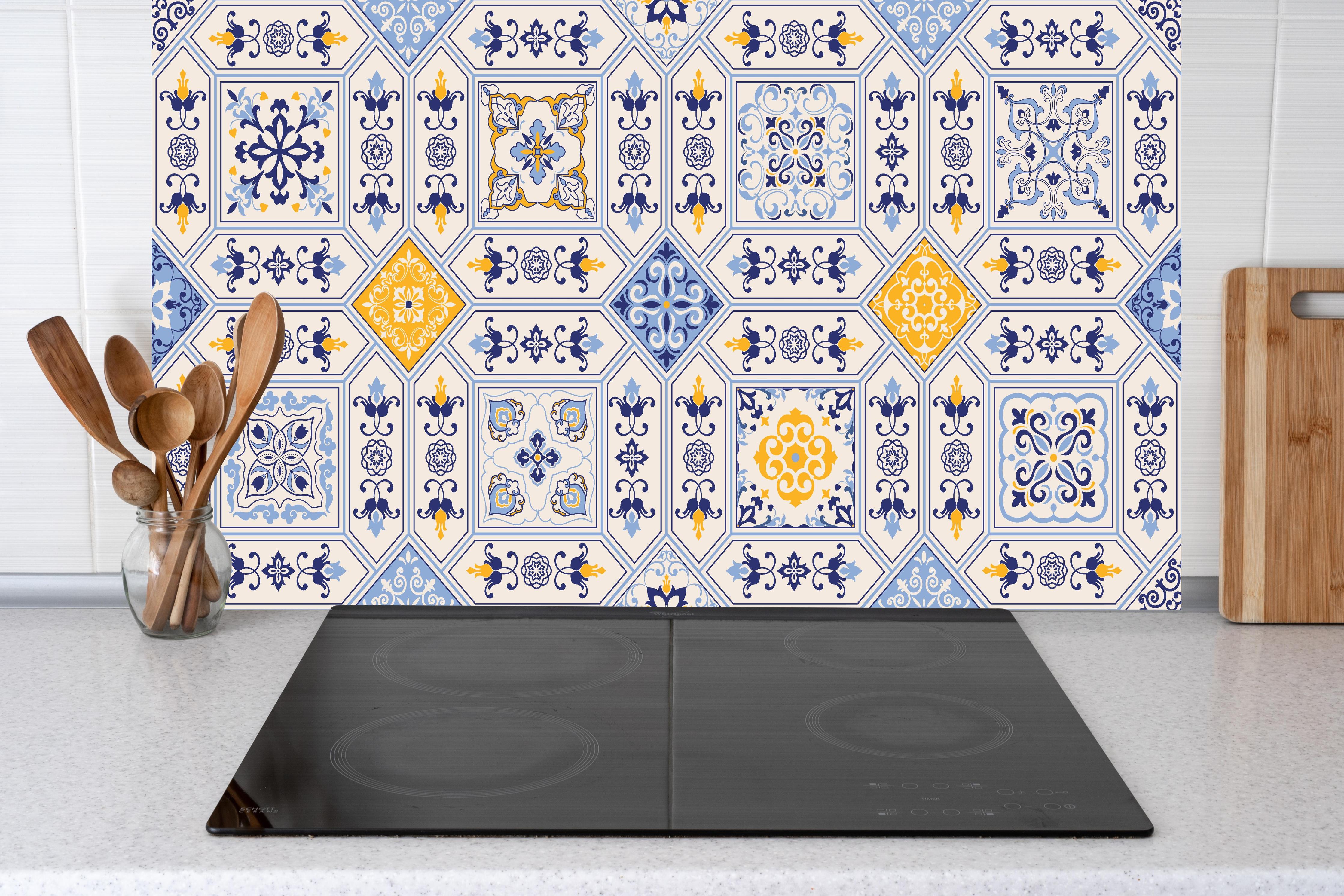 Küche - Dekorative Blau-Gelbe Fliesenmuster Kollektion hinter weißen Hochglanz-Küchenregalen und schwarzem Wasserhahn