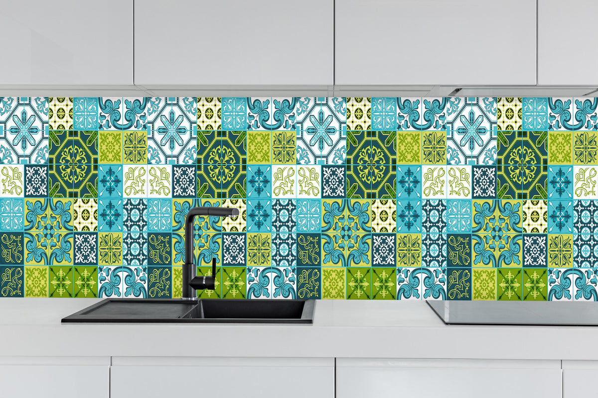 Küche - Dekorative Blau-Grüne Fliesen mit Muster hinter weißen Hochglanz-Küchenregalen und schwarzem Wasserhahn