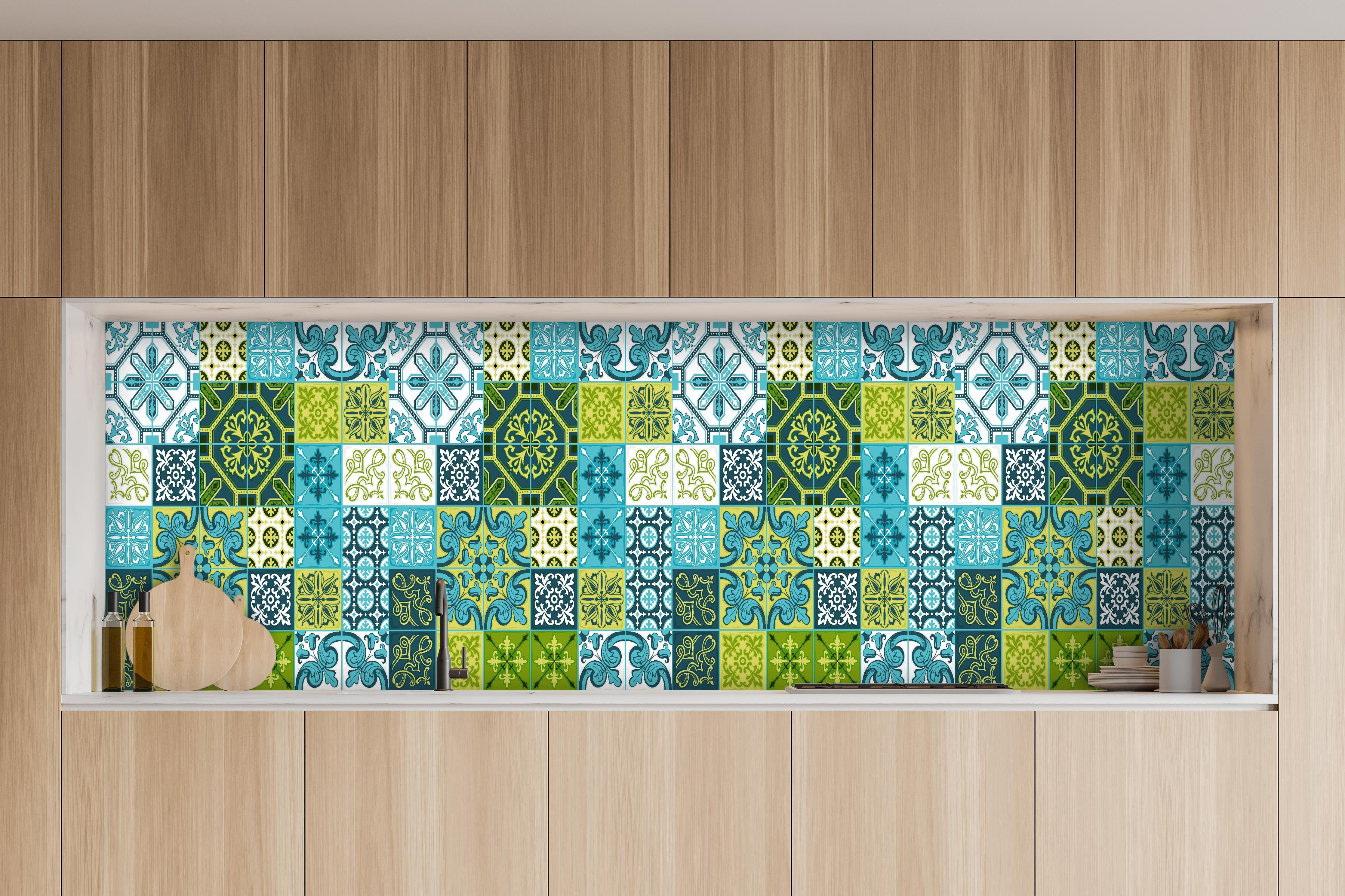 Küche - Dekorative Blau-Grüne Fliesen mit Muster hinter weißen Hochglanz-Küchenregalen und schwarzem Wasserhahn