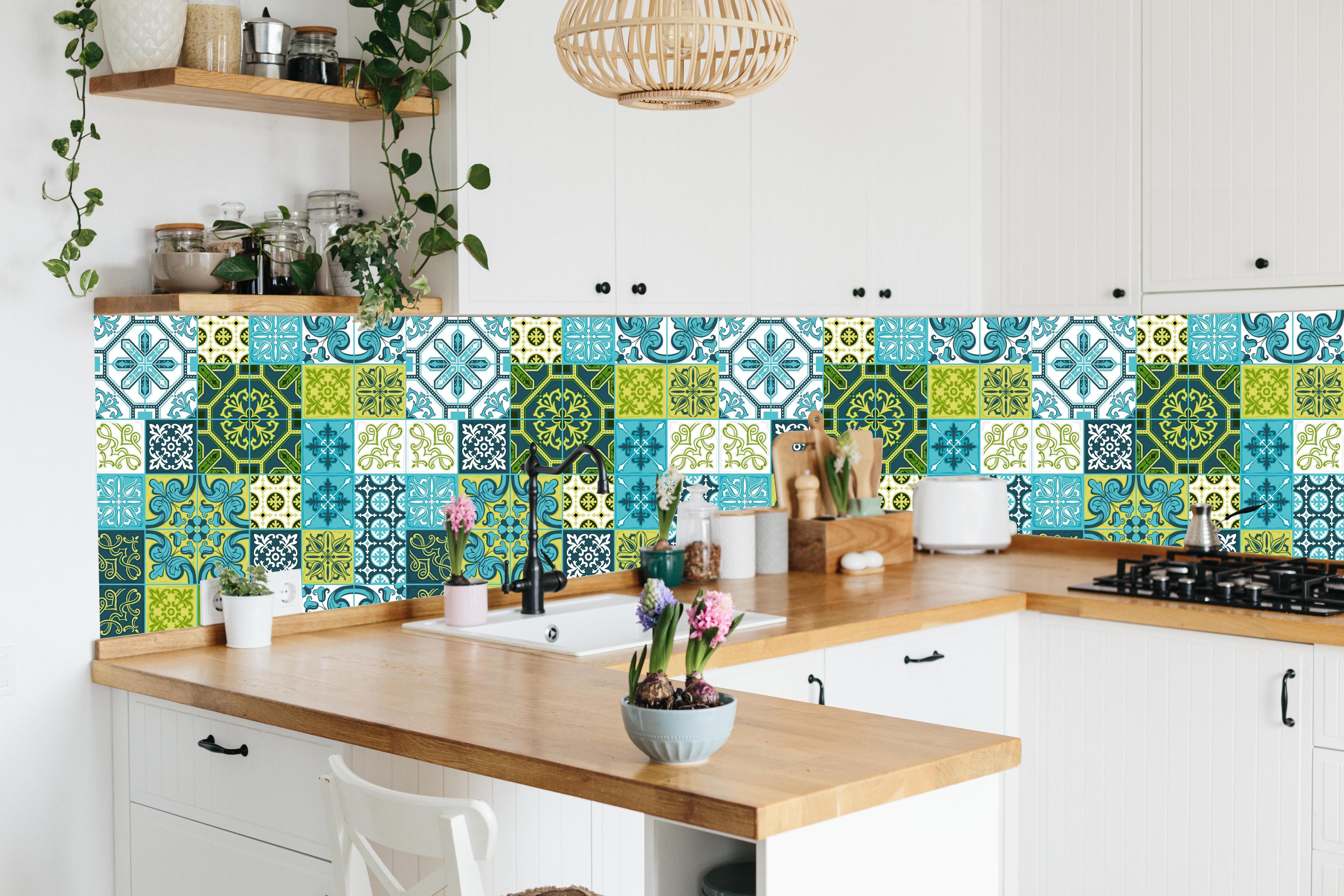 Küche - Dekorative Blau-Grüne Fliesen mit Muster hinter weißen Hochglanz-Küchenregalen und schwarzem Wasserhahn