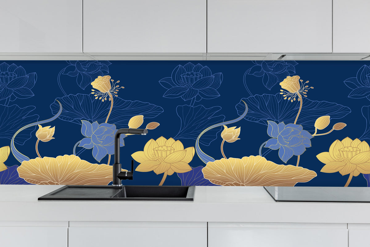 Küche - Dekorative Blumen Tapetenillustration Nachtblau hinter weißen Hochglanz-Küchenregalen und schwarzem Wasserhahn