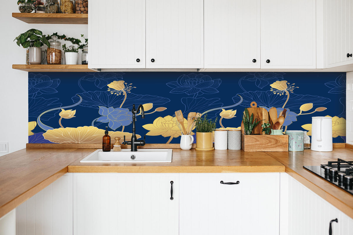 Küche - Dekorative Blumen Tapetenillustration Nachtblau hinter weißen Hochglanz-Küchenregalen und schwarzem Wasserhahn