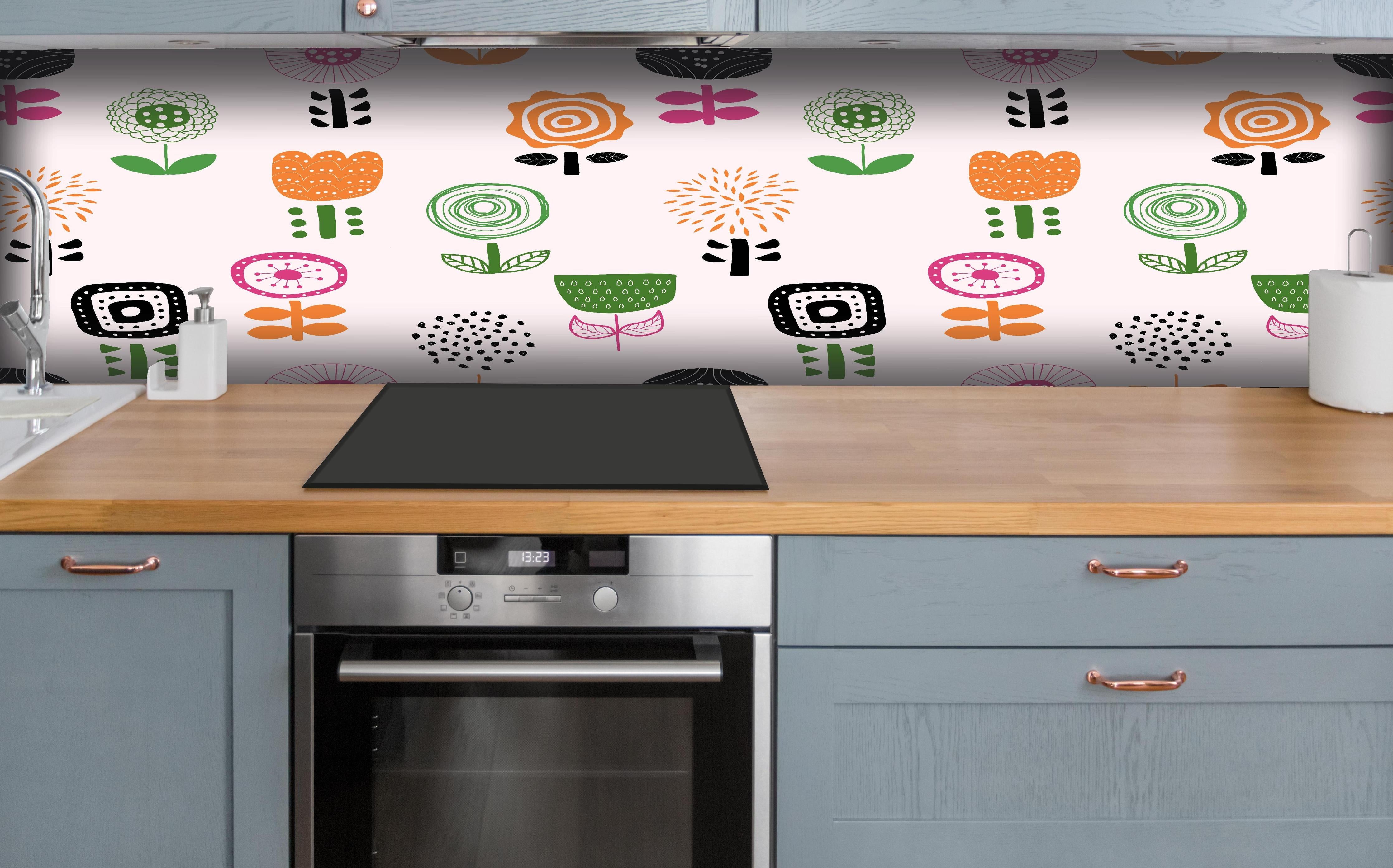 Küche - Dekorative Bunte Pflanzen Tapetenmuster hinter weißen Hochglanz-Küchenregalen und schwarzem Wasserhahn