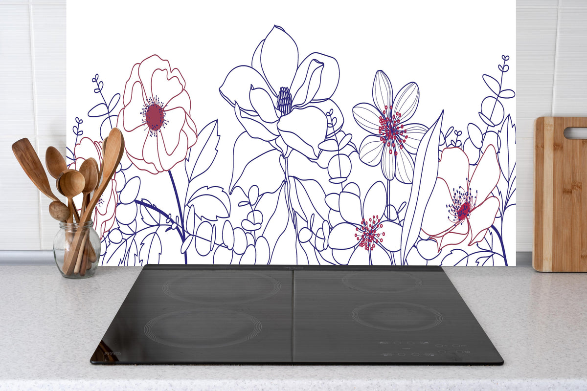 Küche - Dekorative Linienzeichnung von Blumen für Wandgestaltung hinter weißen Hochglanz-Küchenregalen und schwarzem Wasserhahn