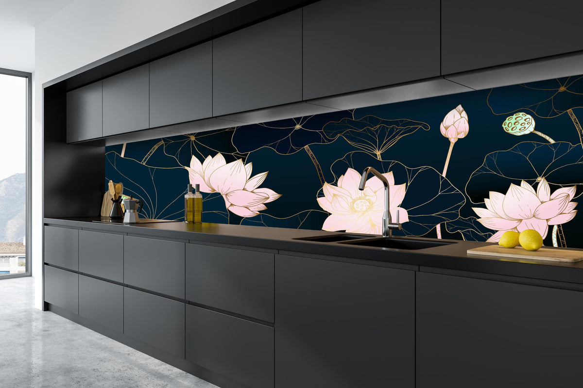 Küche - Dekorative Lotusblumen auf Nachtblau hinter weißen Hochglanz-Küchenregalen und schwarzem Wasserhahn