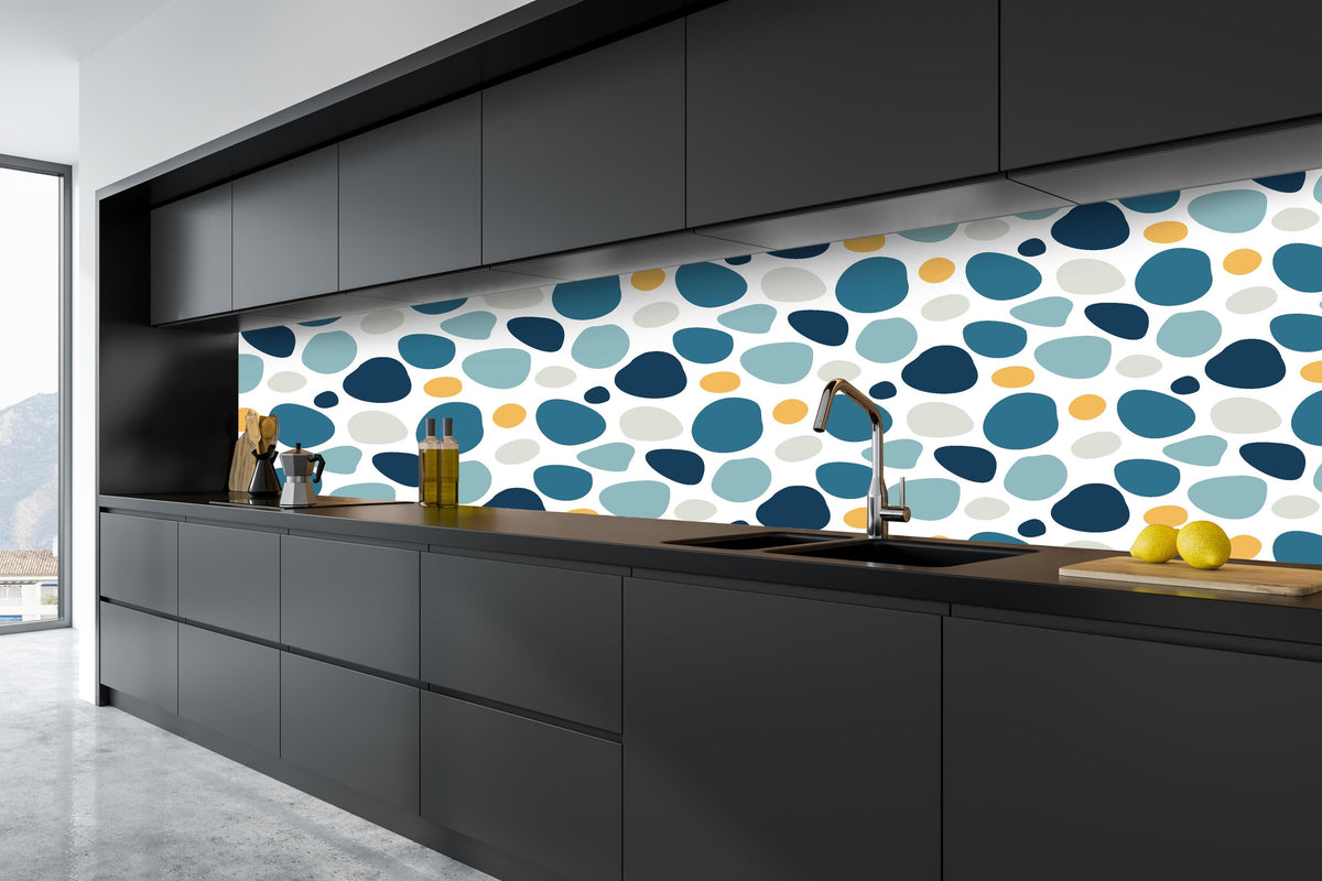 Küche - Dekoratives Blau-Weiß-Oranges Designmuster hinter weißen Hochglanz-Küchenregalen und schwarzem Wasserhahn