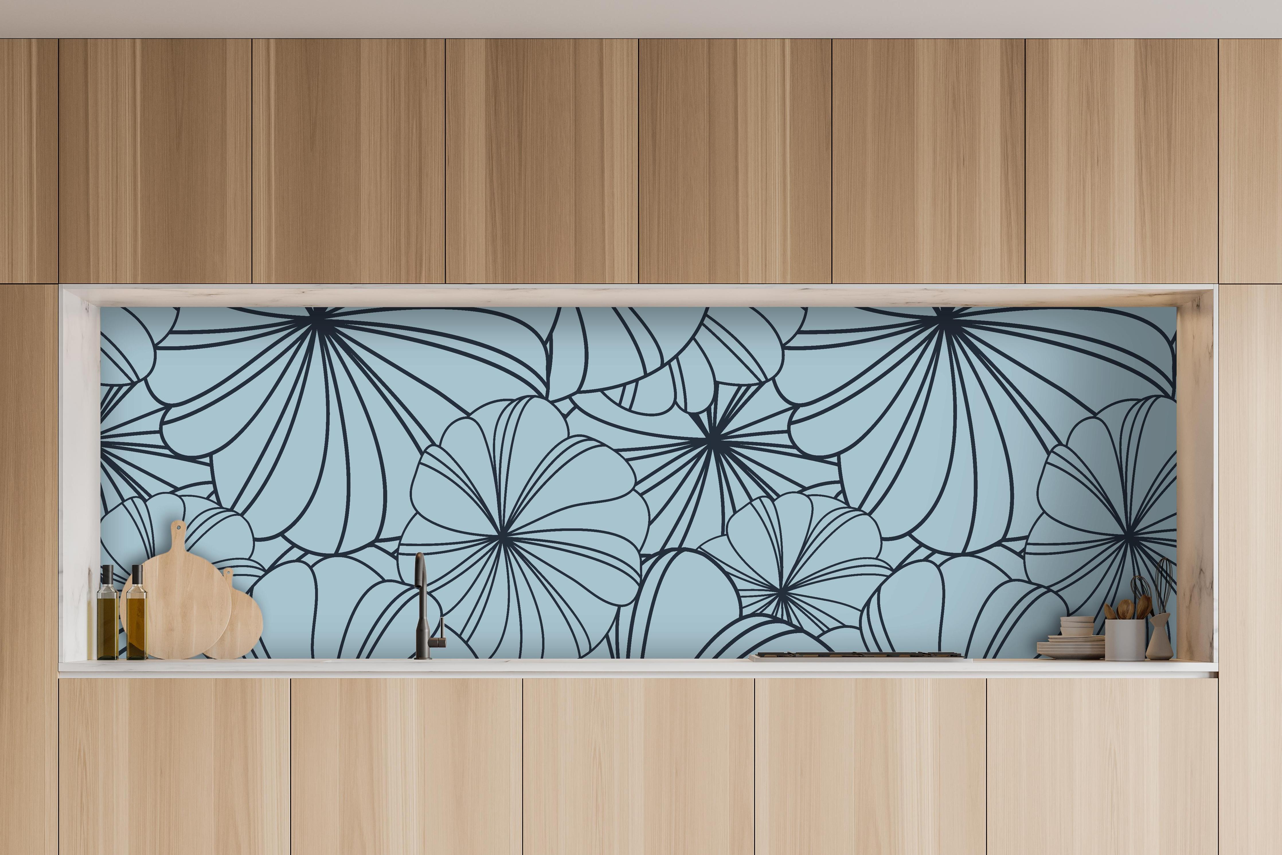 Küche - Dekoratives Blumenmuster in Blautönen hinter weißen Hochglanz-Küchenregalen und schwarzem Wasserhahn