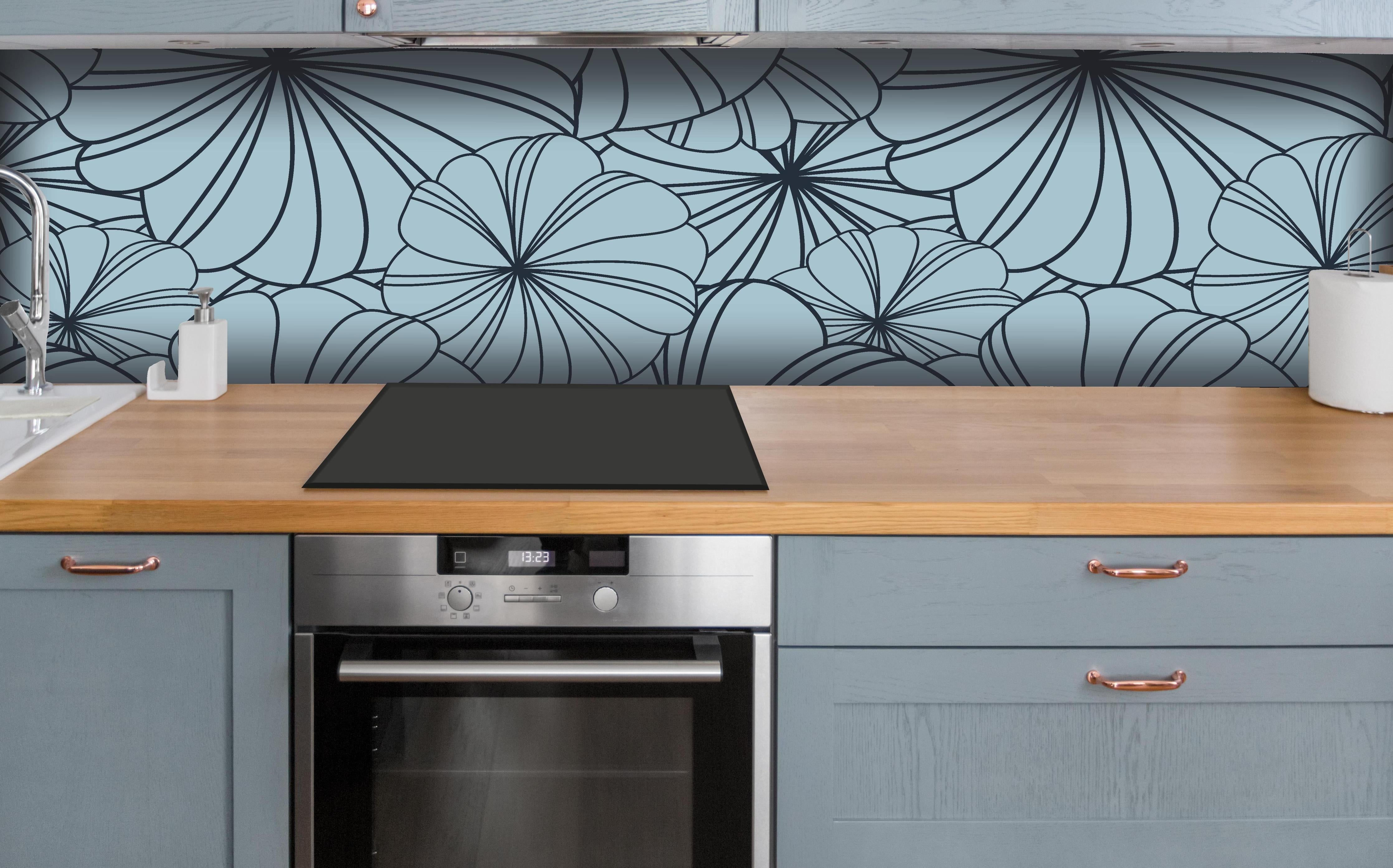 Küche - Dekoratives Blumenmuster in Blautönen hinter weißen Hochglanz-Küchenregalen und schwarzem Wasserhahn