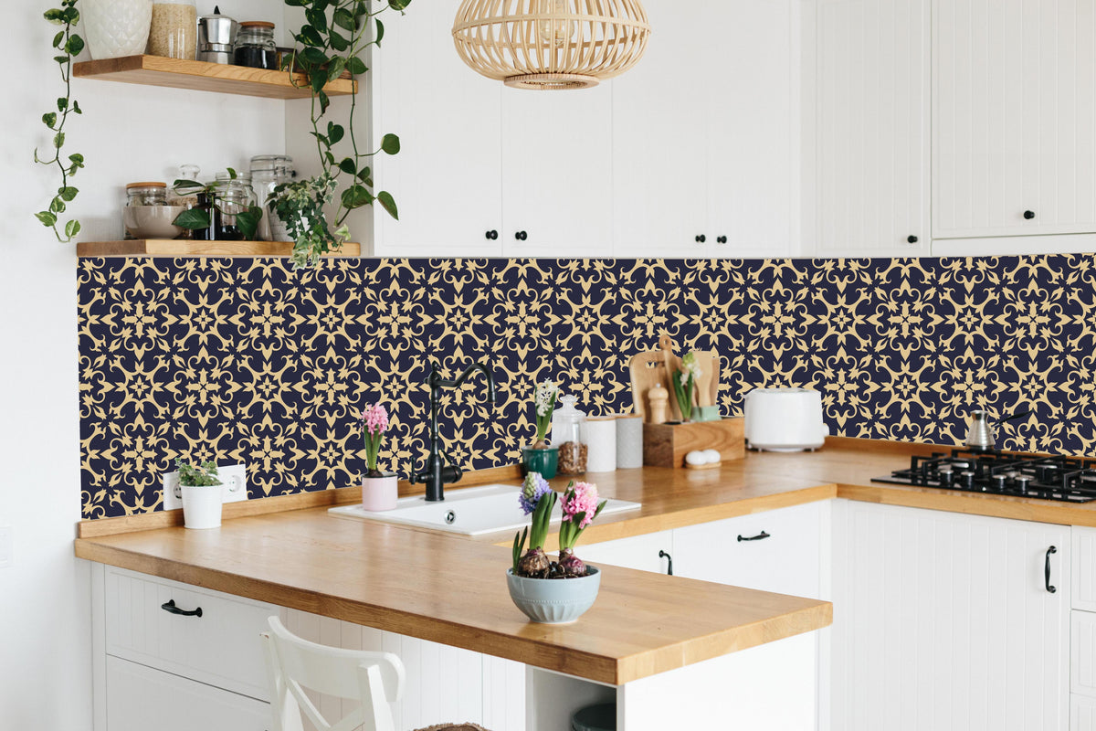 Küche - Dekoratives Gelbton Ornament-Muster hinter weißen Hochglanz-Küchenregalen und schwarzem Wasserhahn