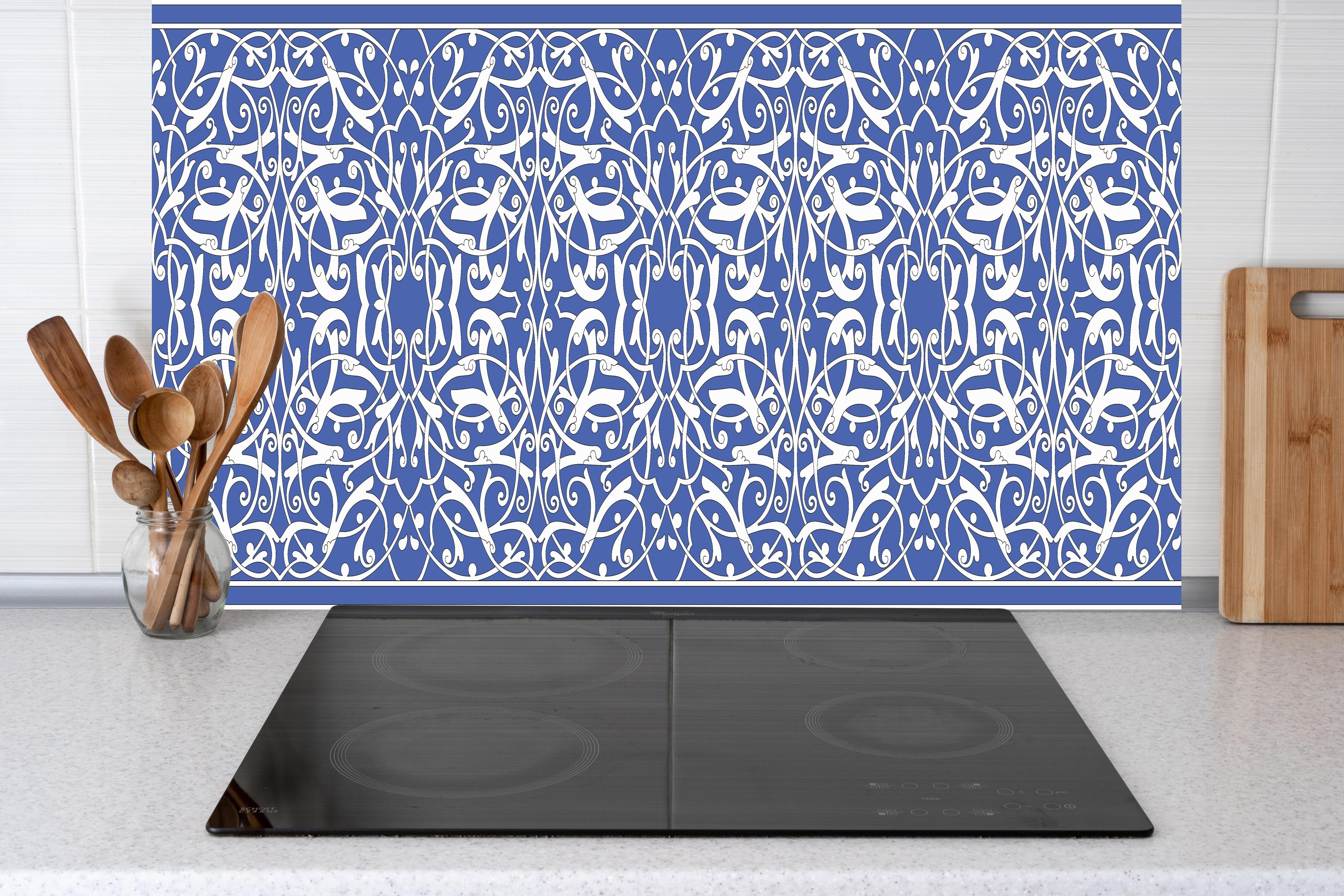 Küche - Dekoratives blau-weißes Ornament-Motiv hinter weißen Hochglanz-Küchenregalen und schwarzem Wasserhahn