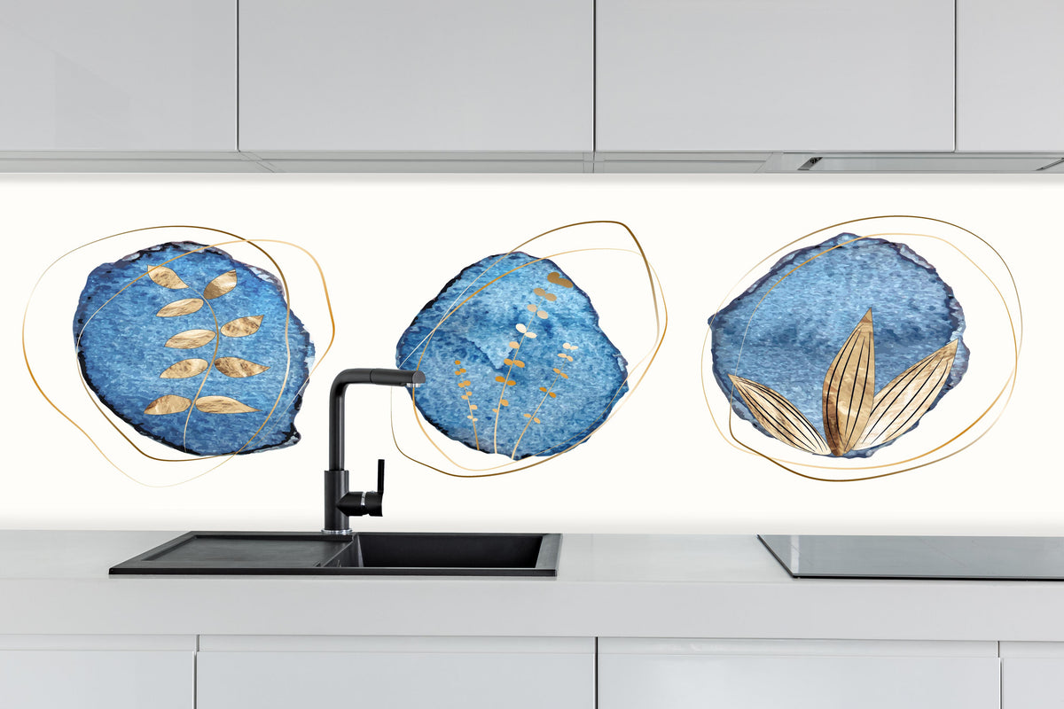 Küche - Denim-Blau Textil Kunstdruck mit Naturmotiven hinter weißen Hochglanz-Küchenregalen und schwarzem Wasserhahn