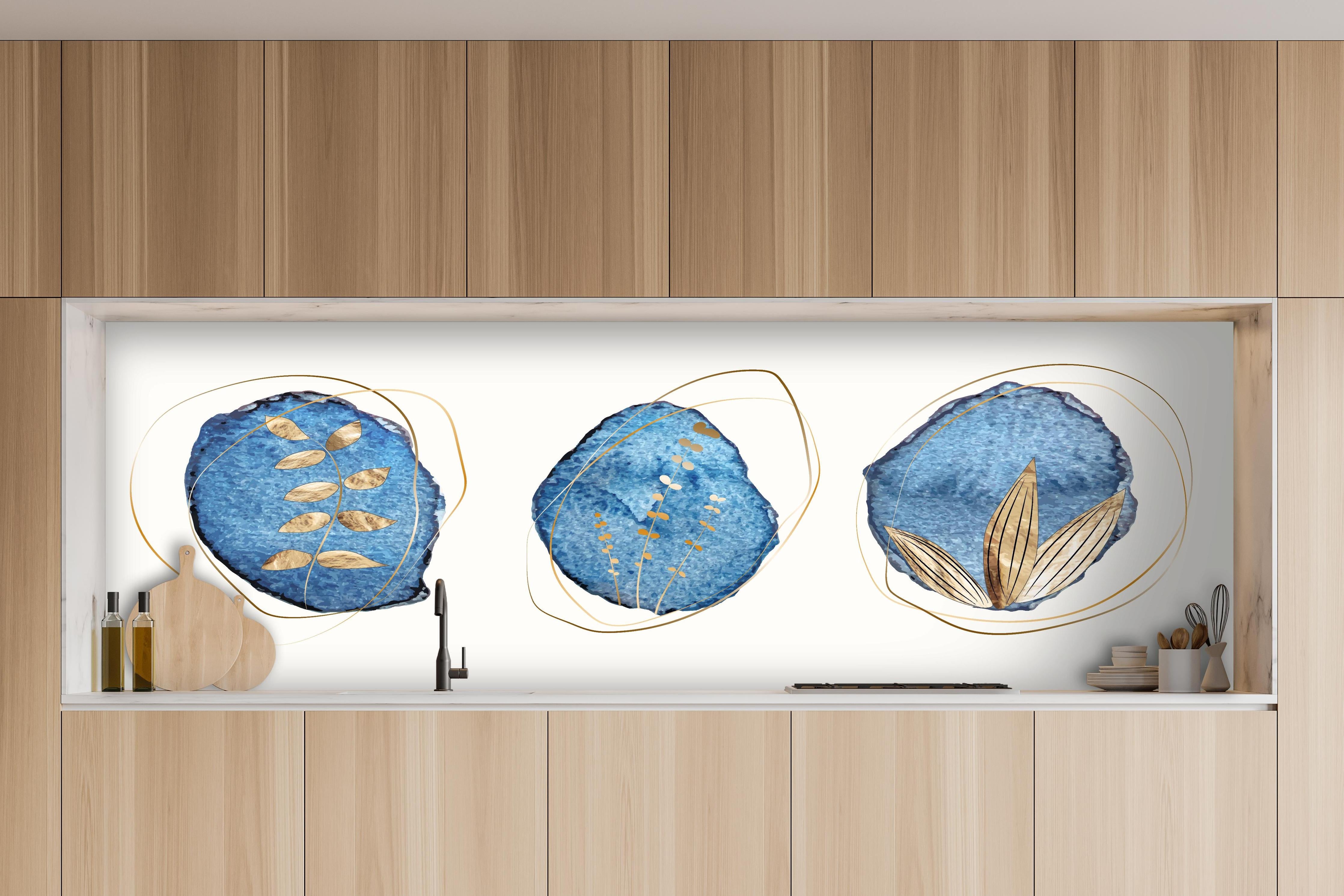 Küche - Denim-Blau Textil Kunstdruck mit Naturmotiven hinter weißen Hochglanz-Küchenregalen und schwarzem Wasserhahn