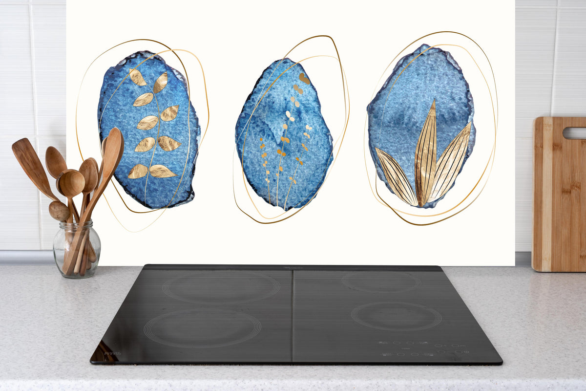 Küche - Denim-Blau Textil Kunstdruck mit Naturmotiven hinter weißen Hochglanz-Küchenregalen und schwarzem Wasserhahn