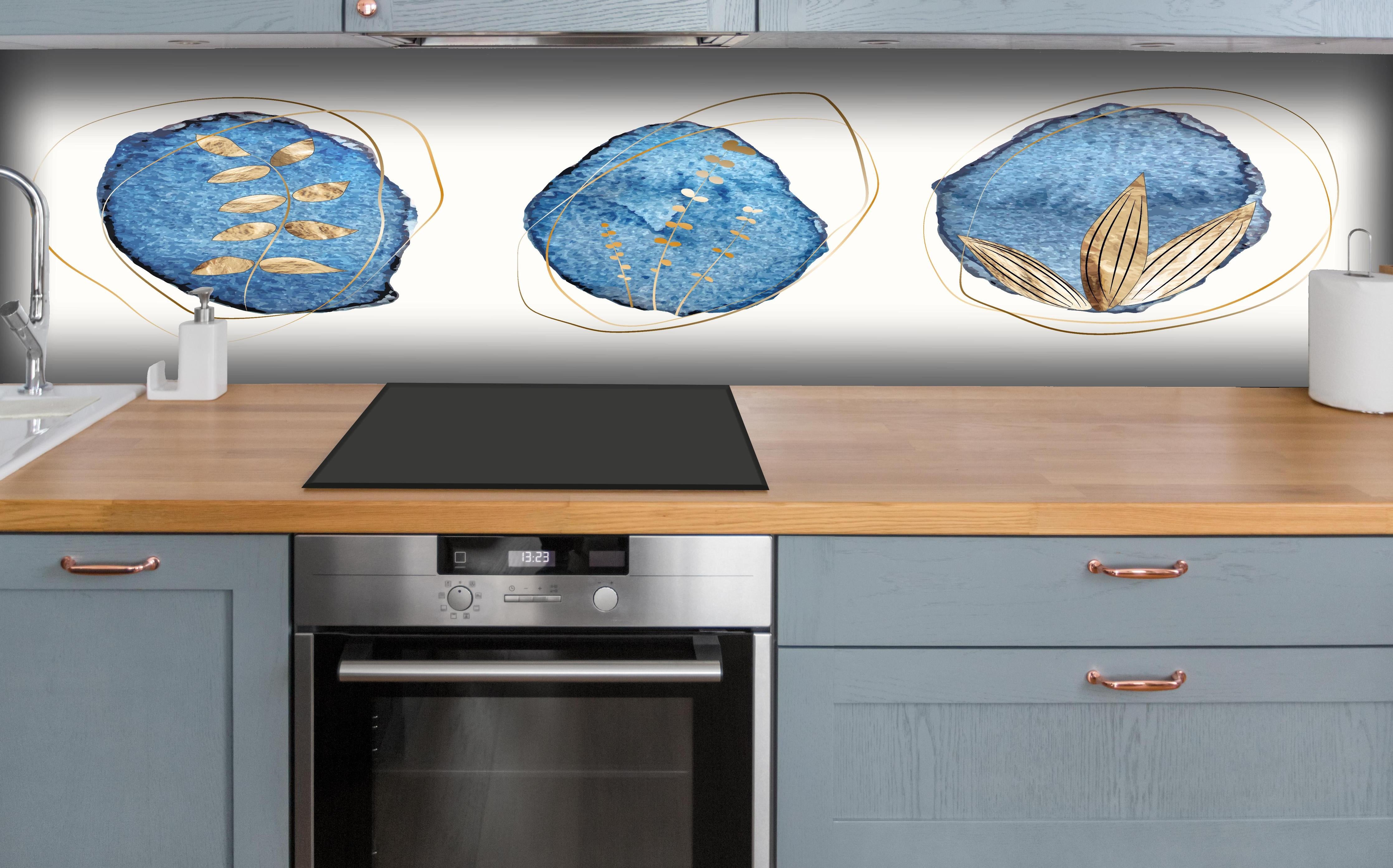 Küche - Denim-Blau Textil Kunstdruck mit Naturmotiven hinter weißen Hochglanz-Küchenregalen und schwarzem Wasserhahn