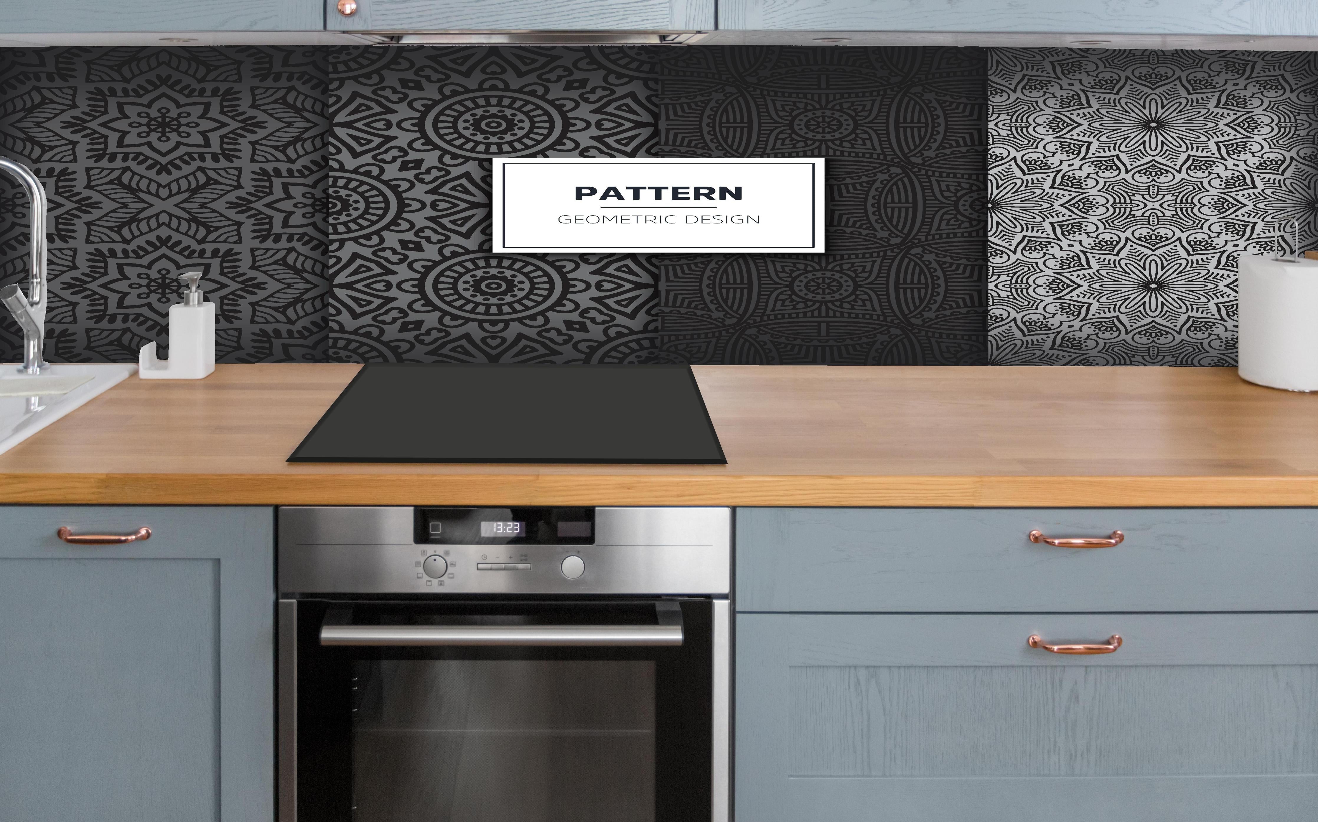 Küche - Design Muster Geometrisch Grau und Weiß hinter weißen Hochglanz-Küchenregalen und schwarzem Wasserhahn