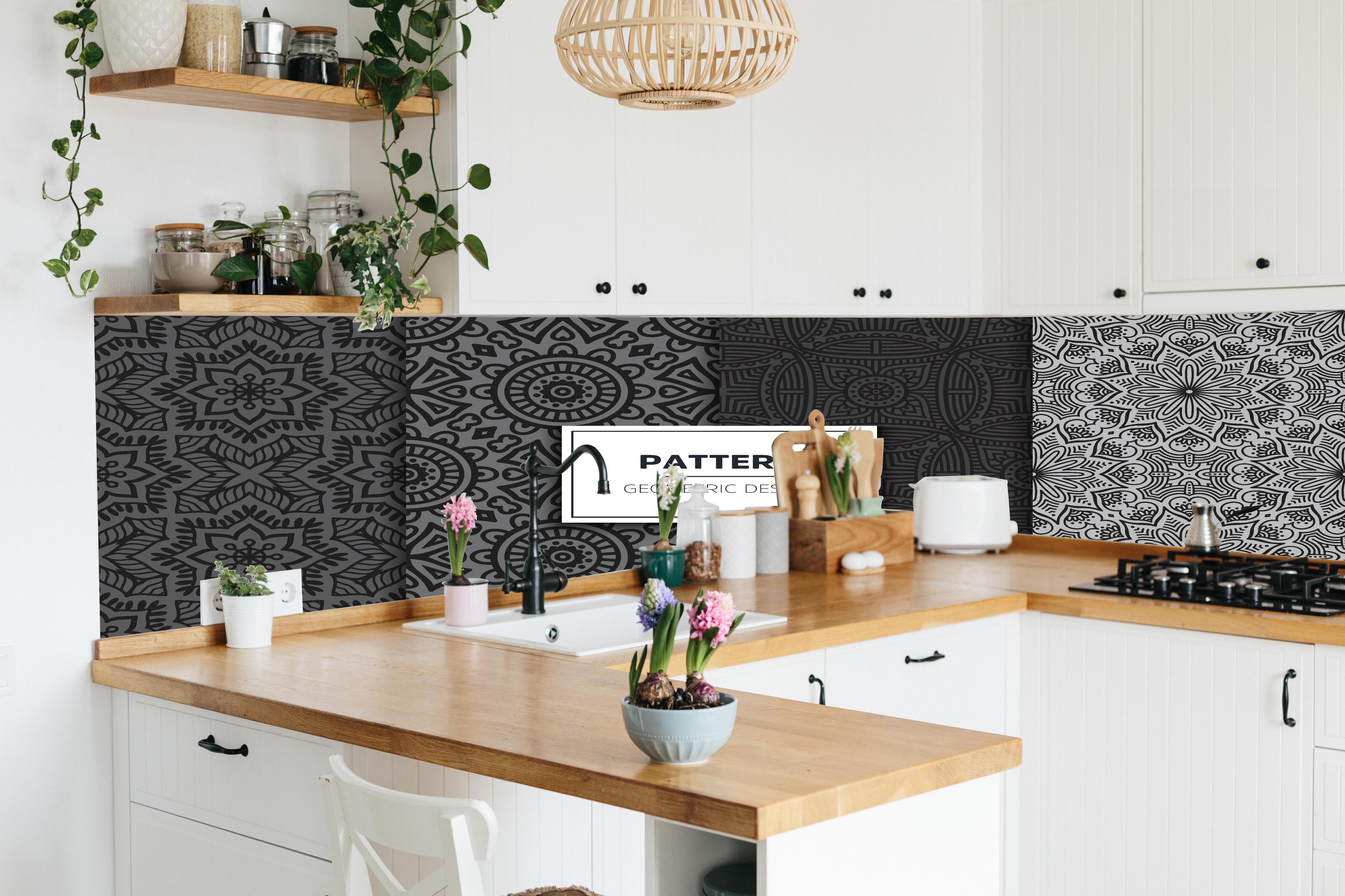 Küche - Design Muster Geometrisch Grau und Weiß hinter weißen Hochglanz-Küchenregalen und schwarzem Wasserhahn