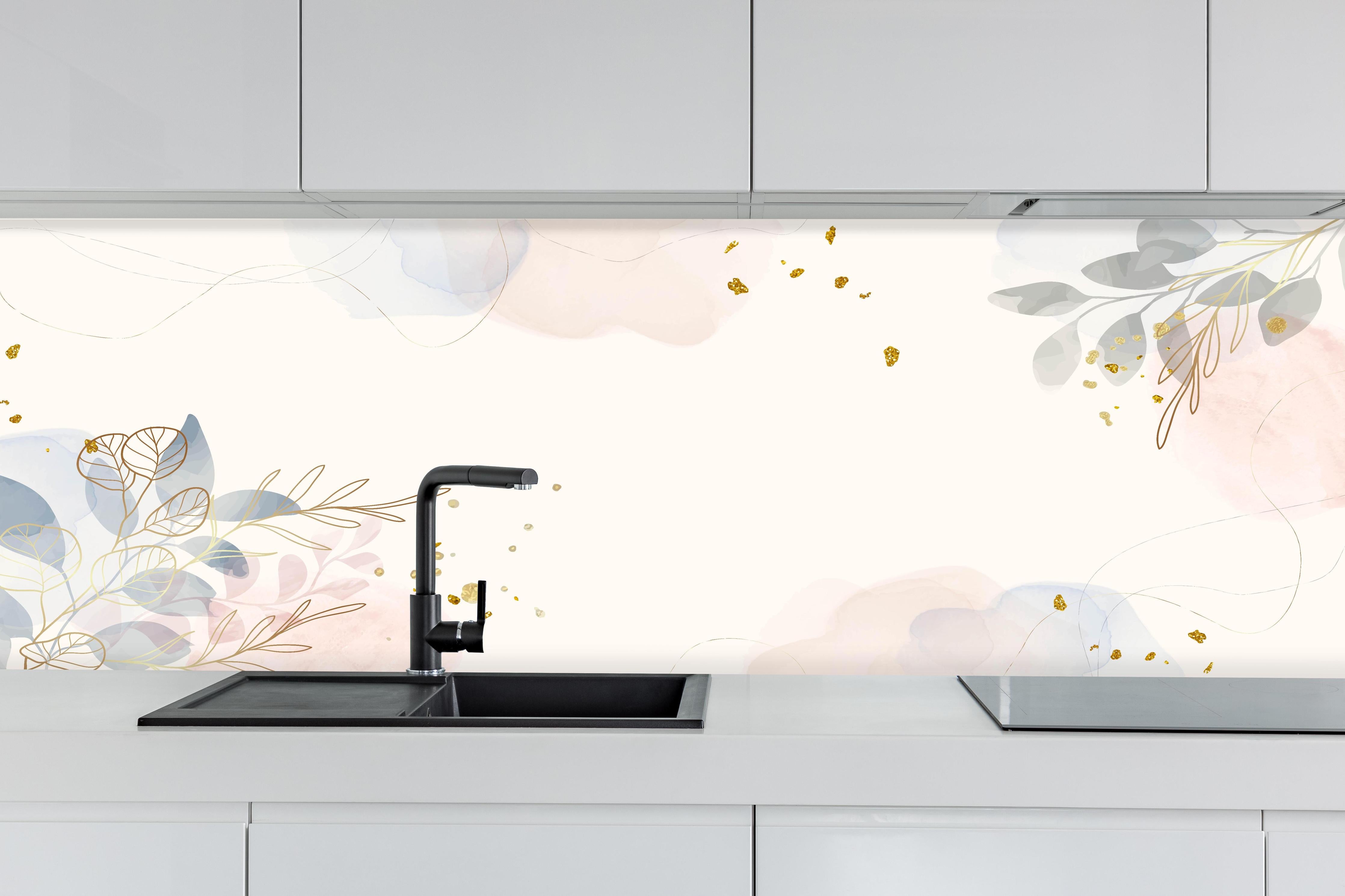 Küche - Design mit Blüten und Blättern in Pastell hinter weißen Hochglanz-Küchenregalen und schwarzem Wasserhahn