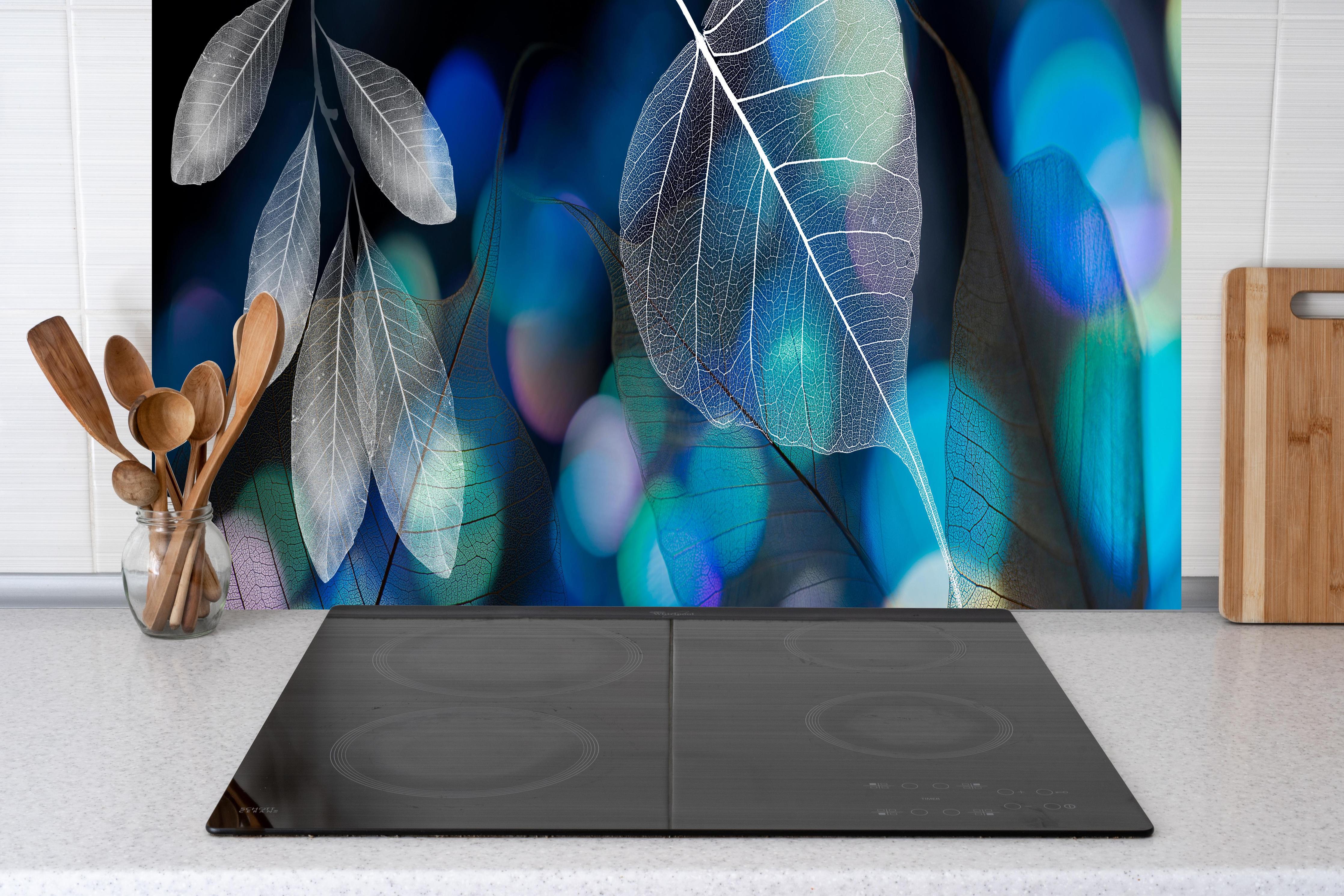 Küche - Detailreiche Blattadern Textur und Bokeh Lichter hinter weißen Hochglanz-Küchenregalen und schwarzem Wasserhahn