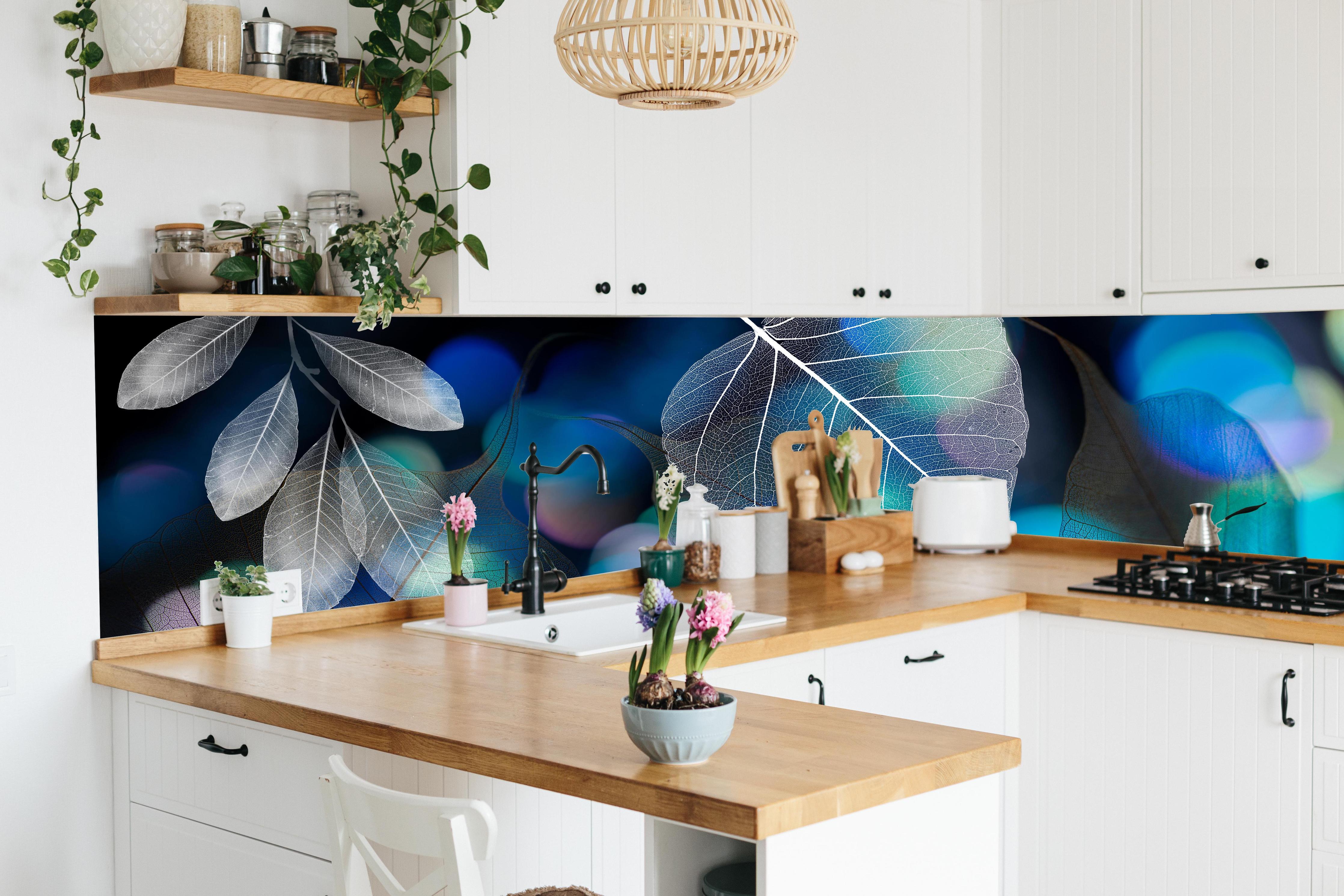 Küche - Detailreiche Blattadern Textur und Bokeh Lichter hinter weißen Hochglanz-Küchenregalen und schwarzem Wasserhahn