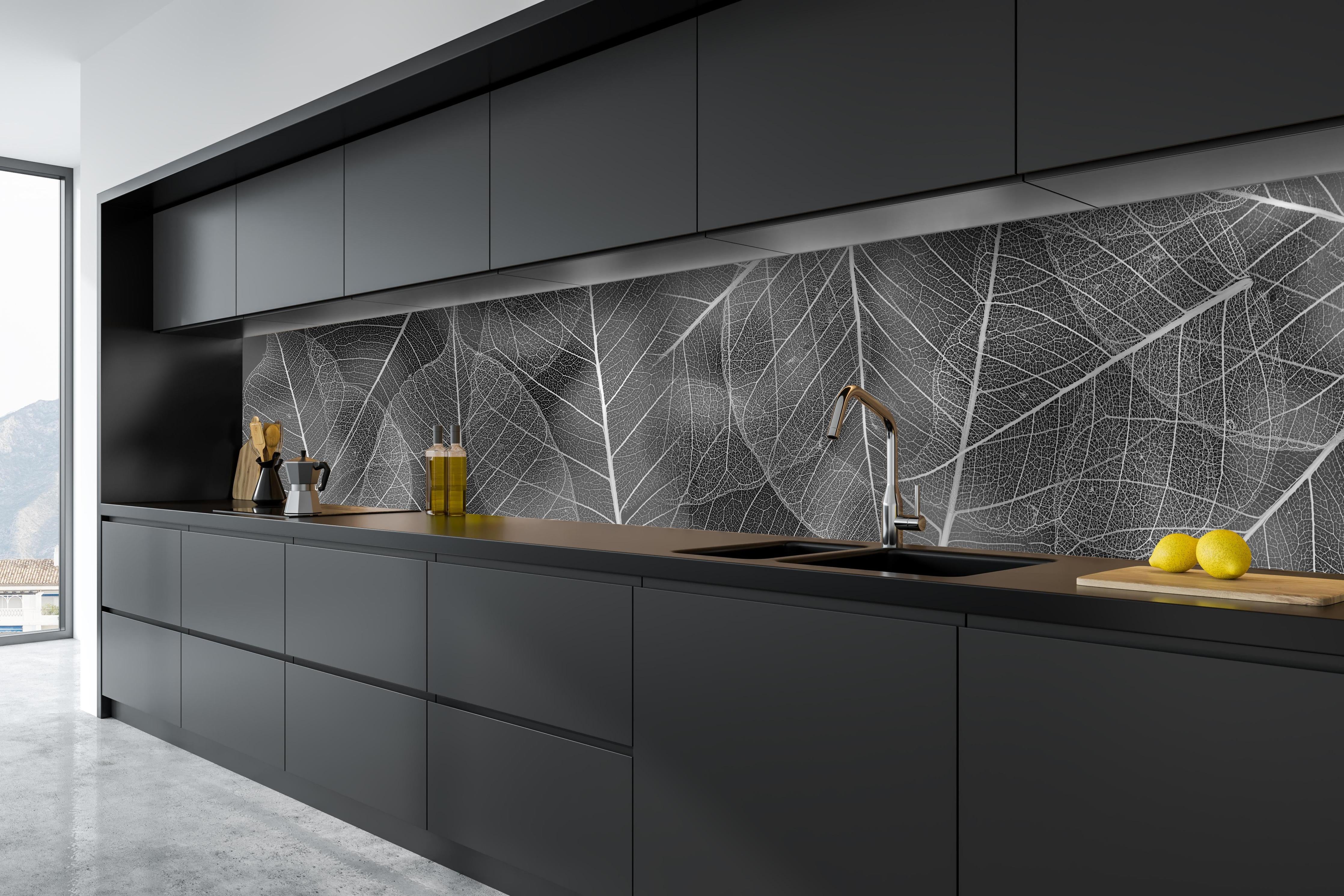 Küche - Detailreiche Grau-Weiße Blattstruktur Makro hinter weißen Hochglanz-Küchenregalen und schwarzem Wasserhahn