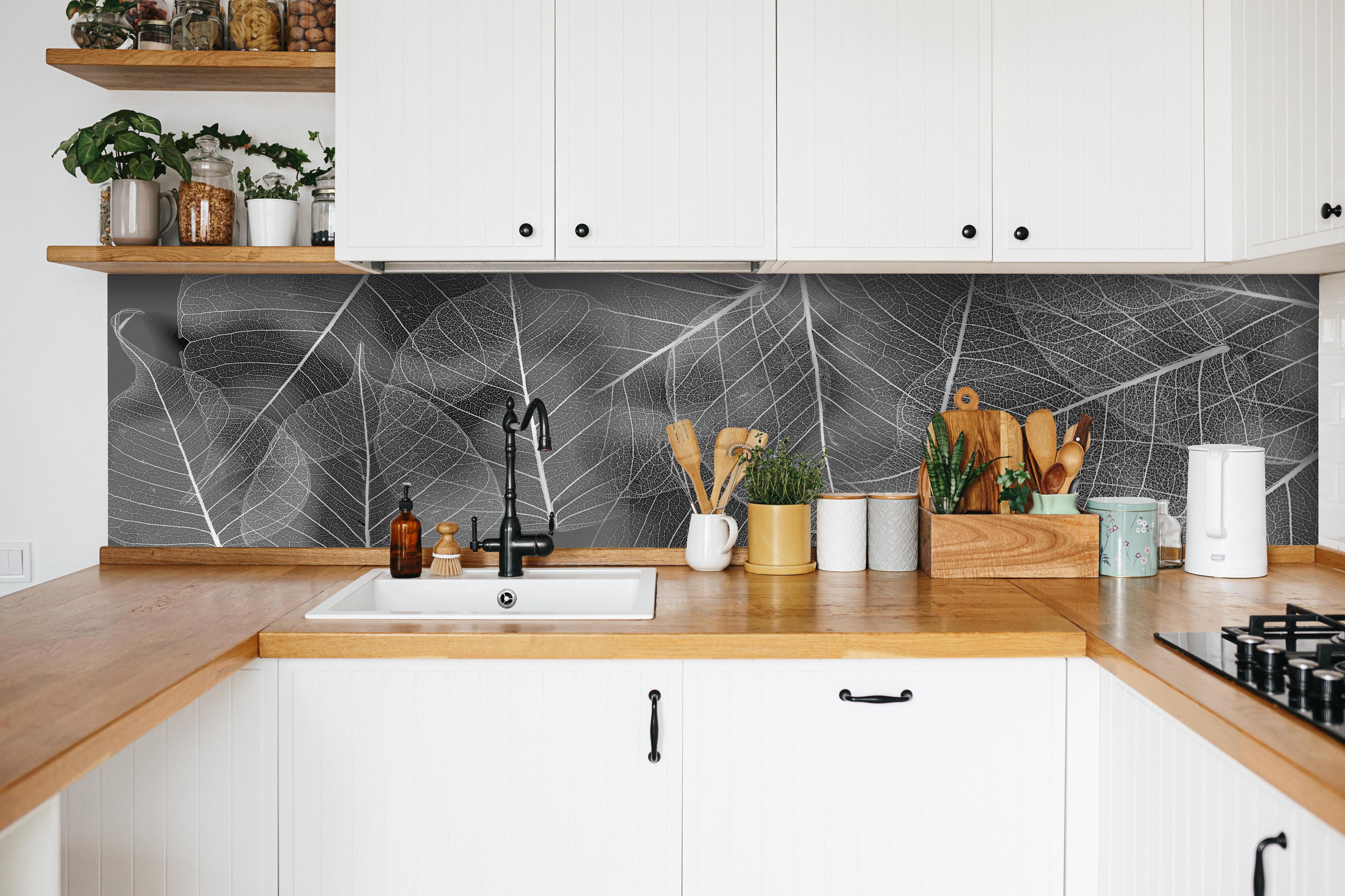 Küche - Detailreiche Grau-Weiße Blattstruktur Makro hinter weißen Hochglanz-Küchenregalen und schwarzem Wasserhahn