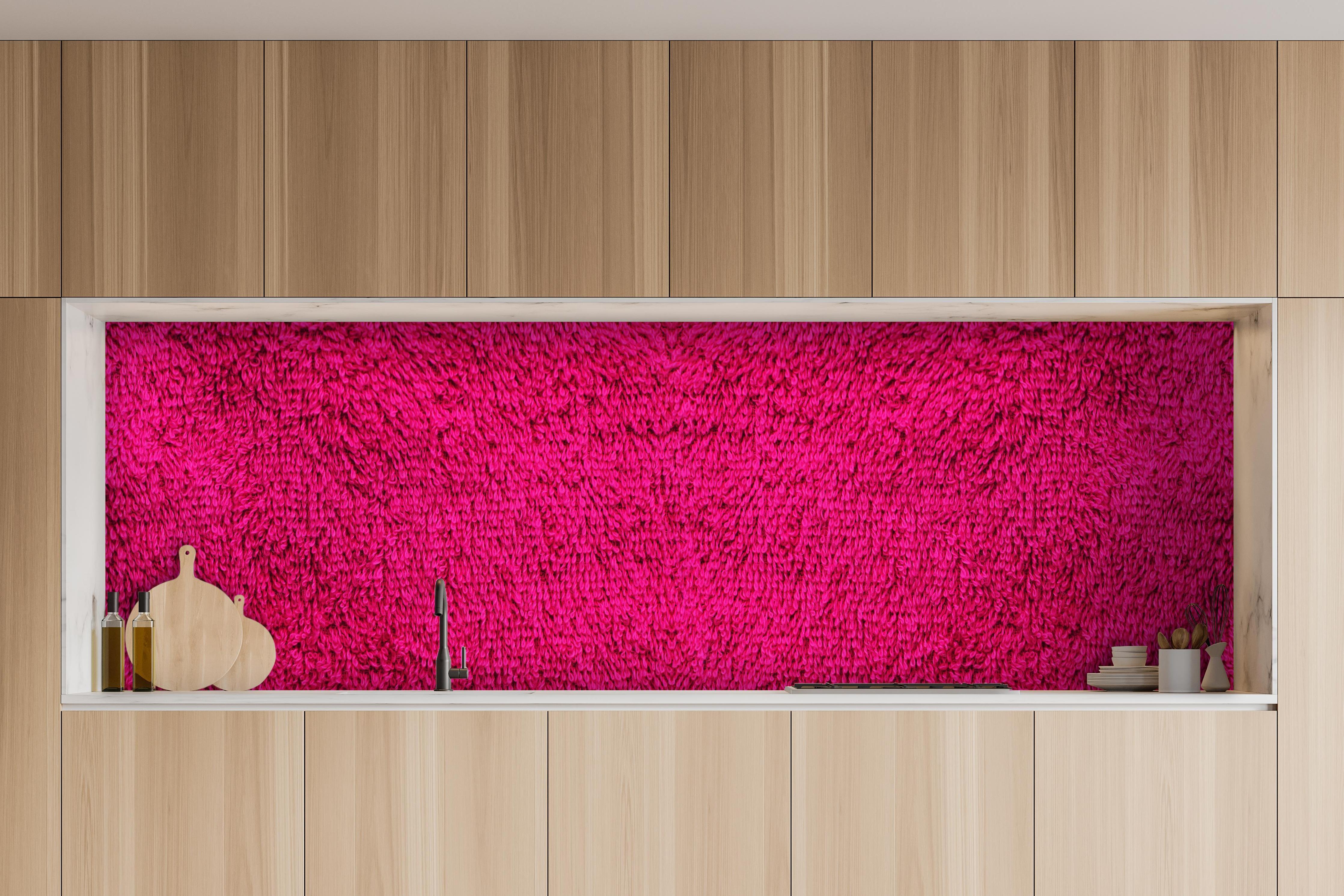 Küche - Detailreiche Lila Frottee Stoffstruktur hinter weißen Hochglanz-Küchenregalen und schwarzem Wasserhahn