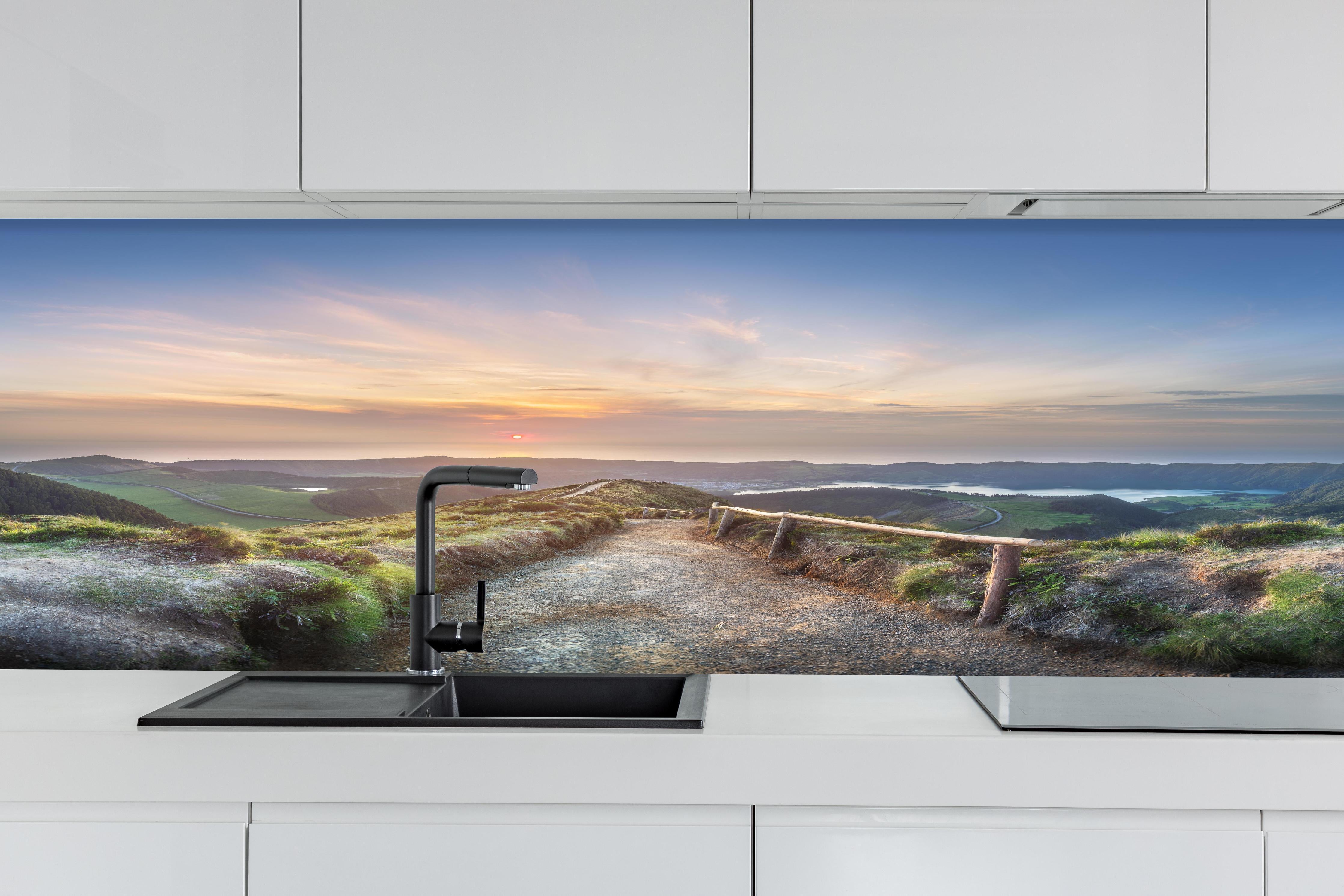 Küche - Die Insel Sao Miguel und der See Ponta Delgada hinter weißen Hochglanz-Küchenregalen und schwarzem Wasserhahn